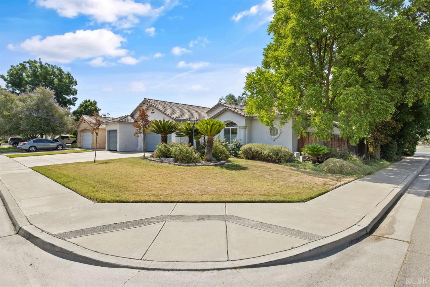 1547 W Claridge Ct, Hanford, CA 93230