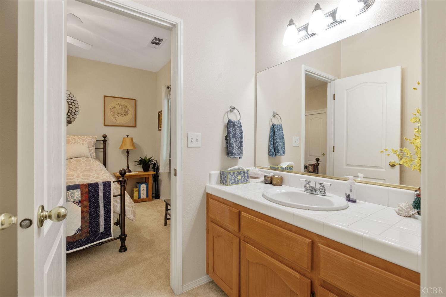 1547 W Claridge Ct, Hanford, CA 93230