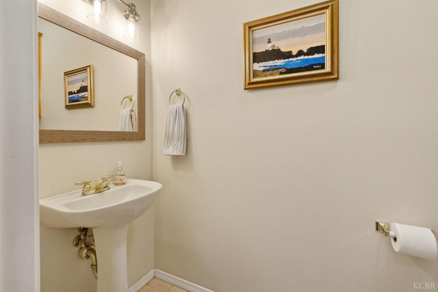 1547 W Claridge Ct, Hanford, CA 93230