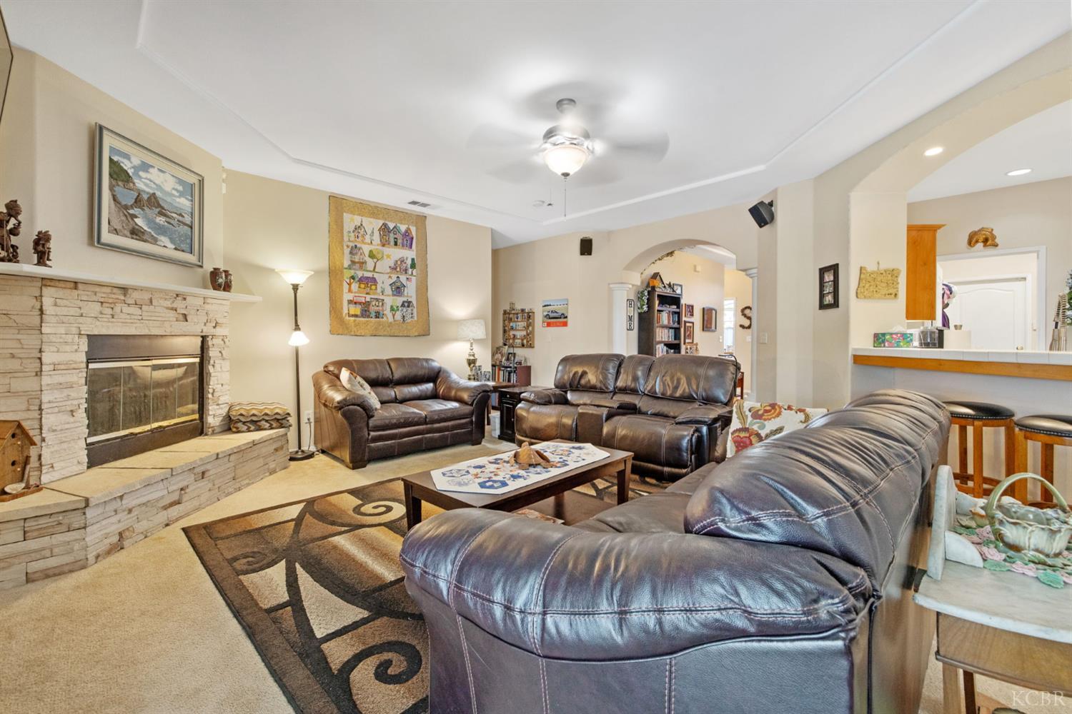 1547 W Claridge Ct, Hanford, CA 93230