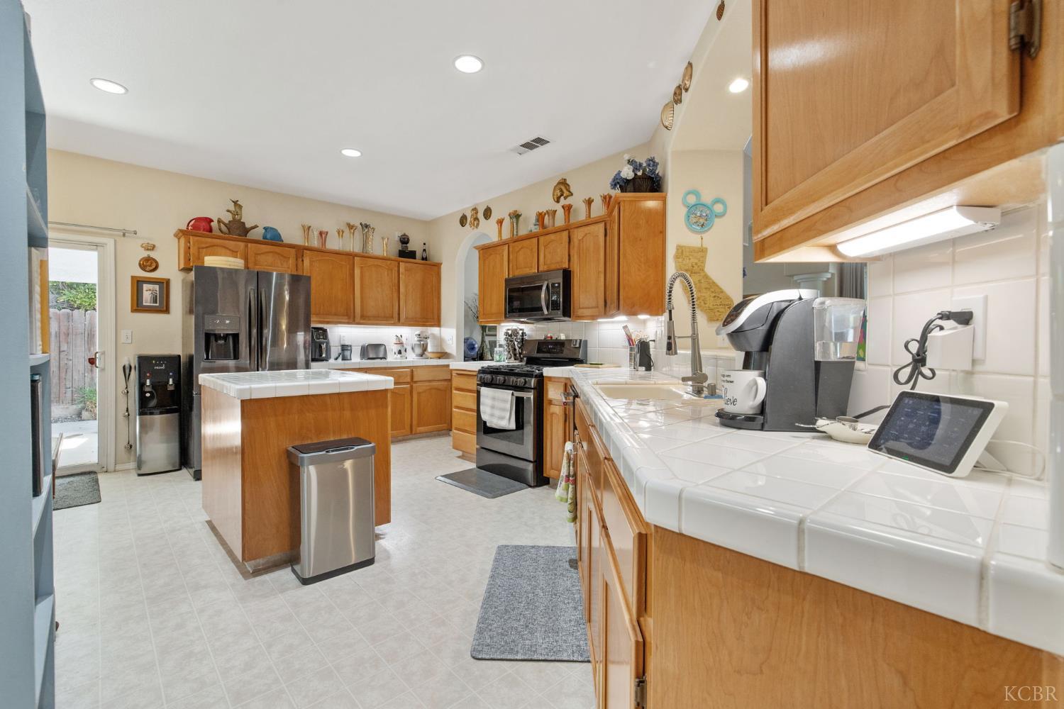 1547 W Claridge Ct, Hanford, CA 93230