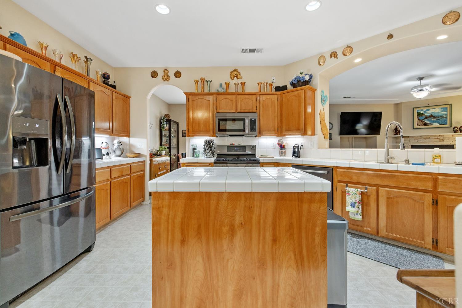 1547 W Claridge Ct, Hanford, CA 93230