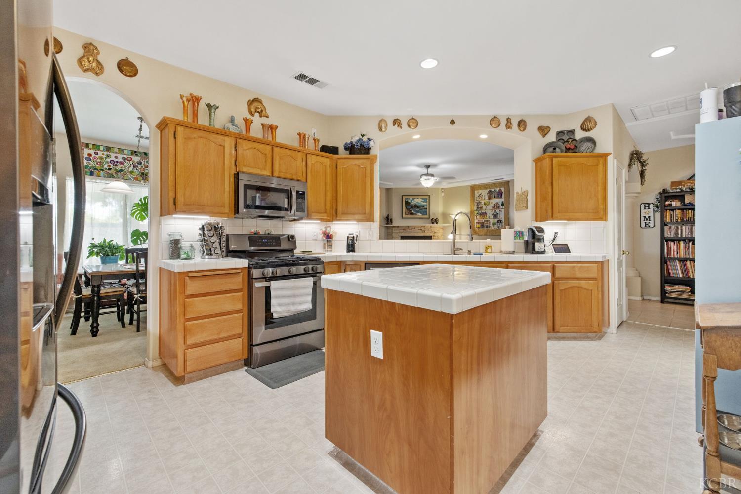 1547 W Claridge Ct, Hanford, CA 93230