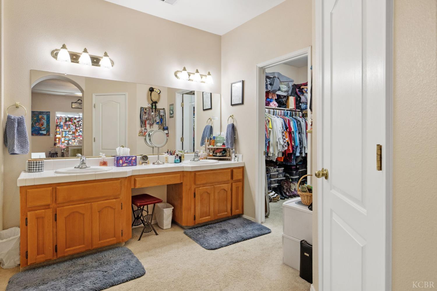 1547 W Claridge Ct, Hanford, CA 93230
