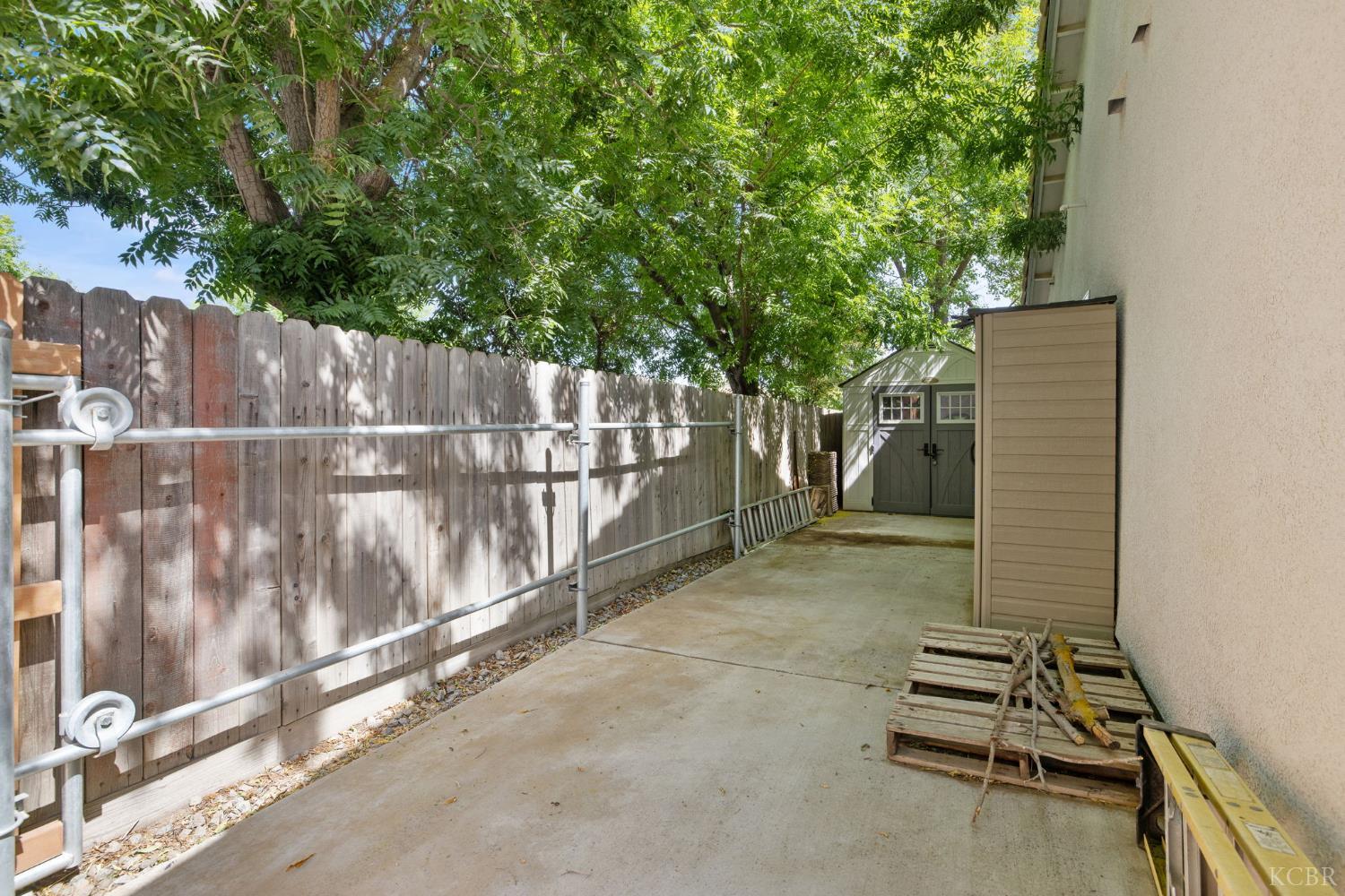 1547 W Claridge Ct, Hanford, CA 93230