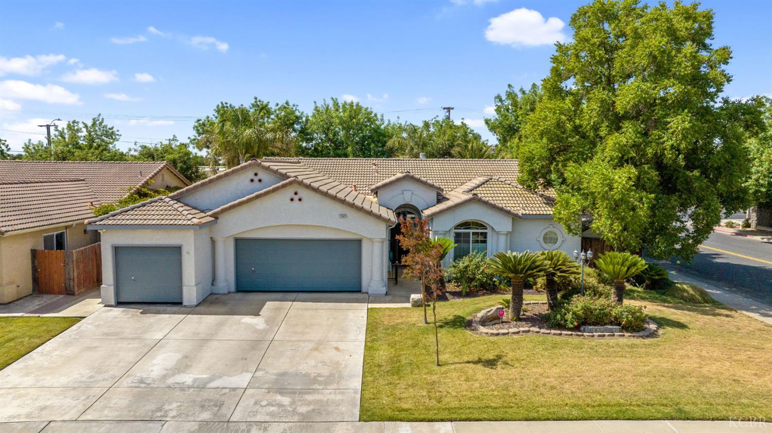1547 W Claridge Ct, Hanford, CA 93230