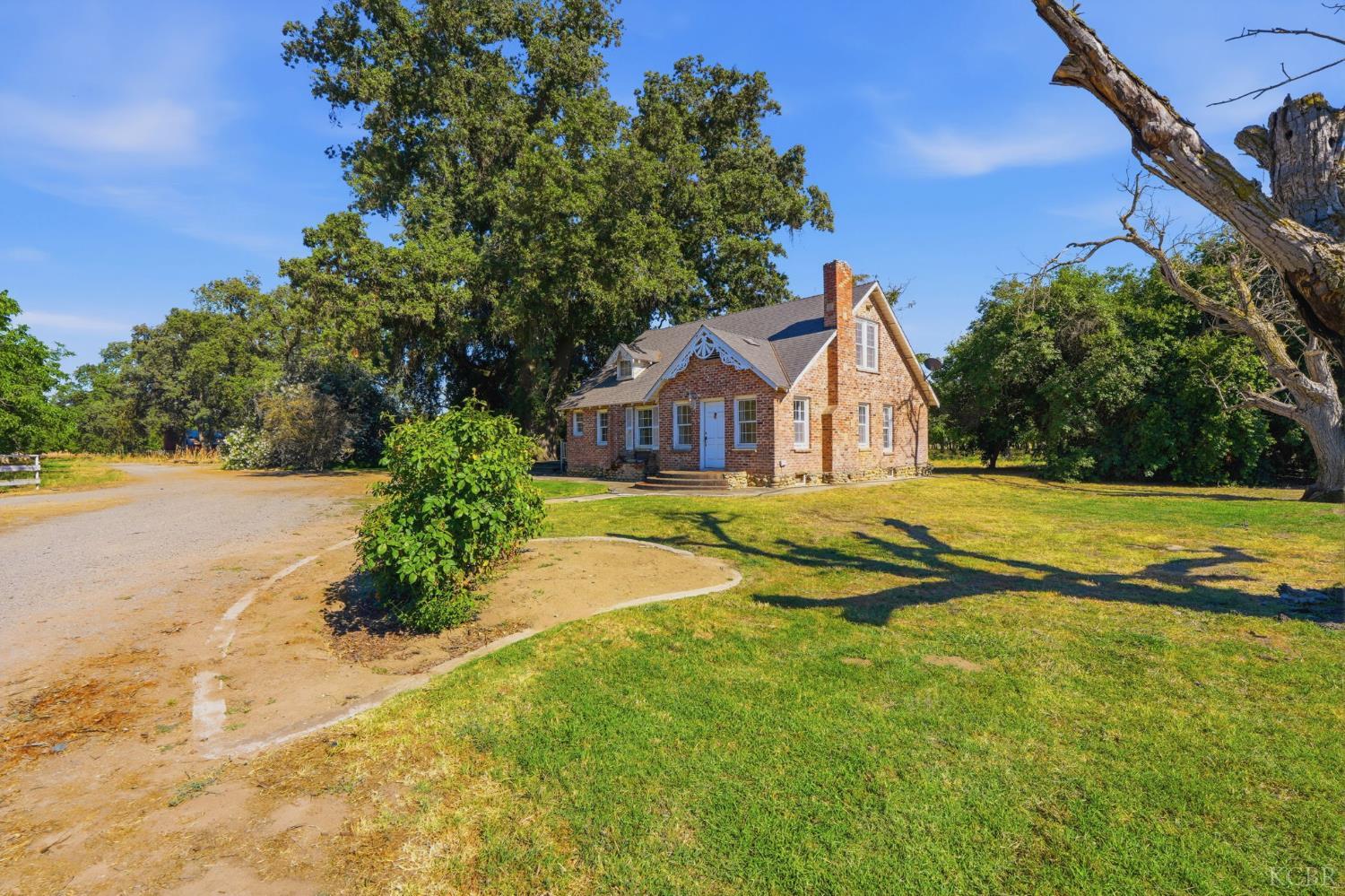 21530 Tiburico Ave, Laton, CA 93242