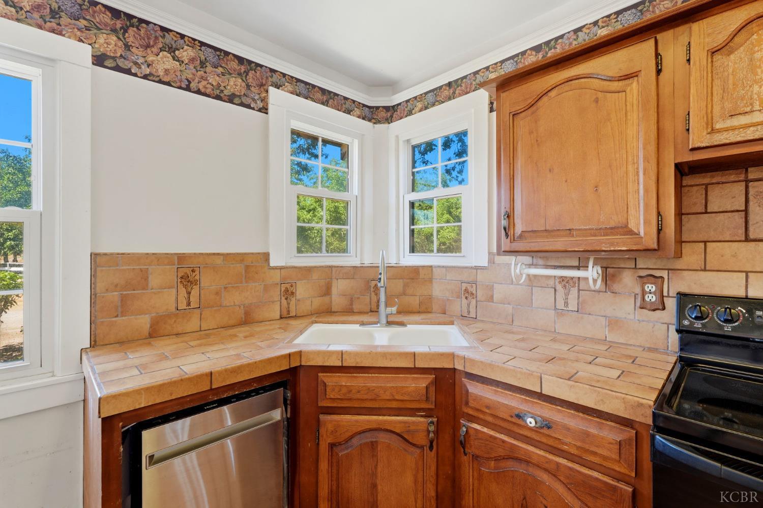 21530 Tiburico Ave, Laton, CA 93242