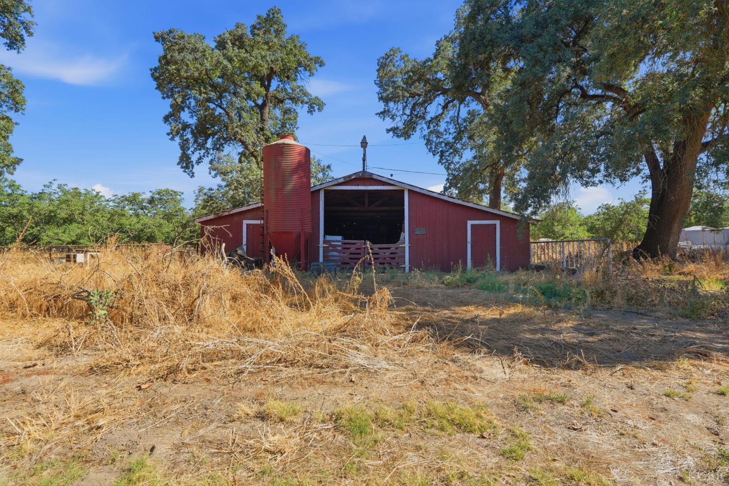 21530 Tiburico Ave, Laton, CA 93242