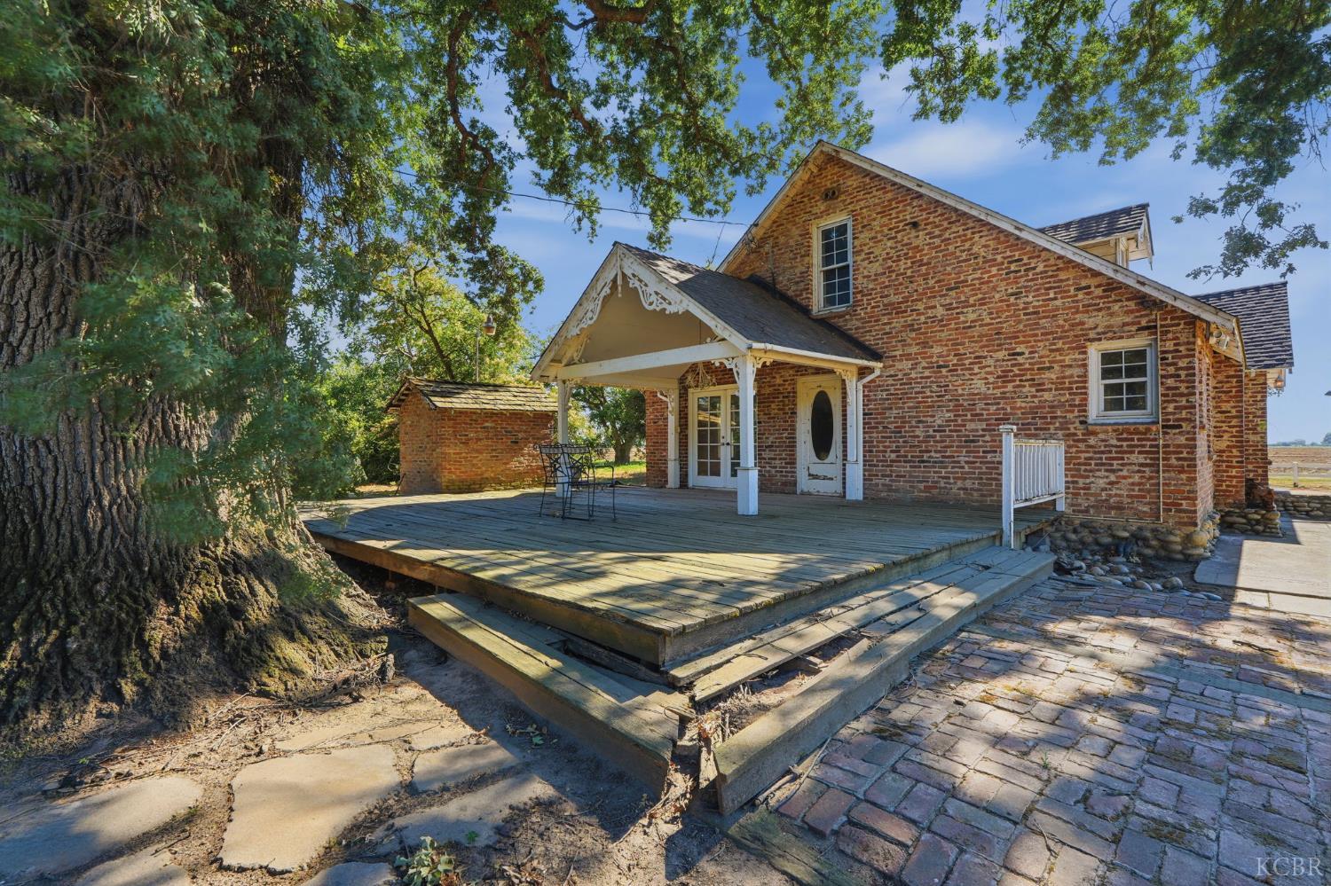 21530 Tiburico Ave, Laton, CA 93242