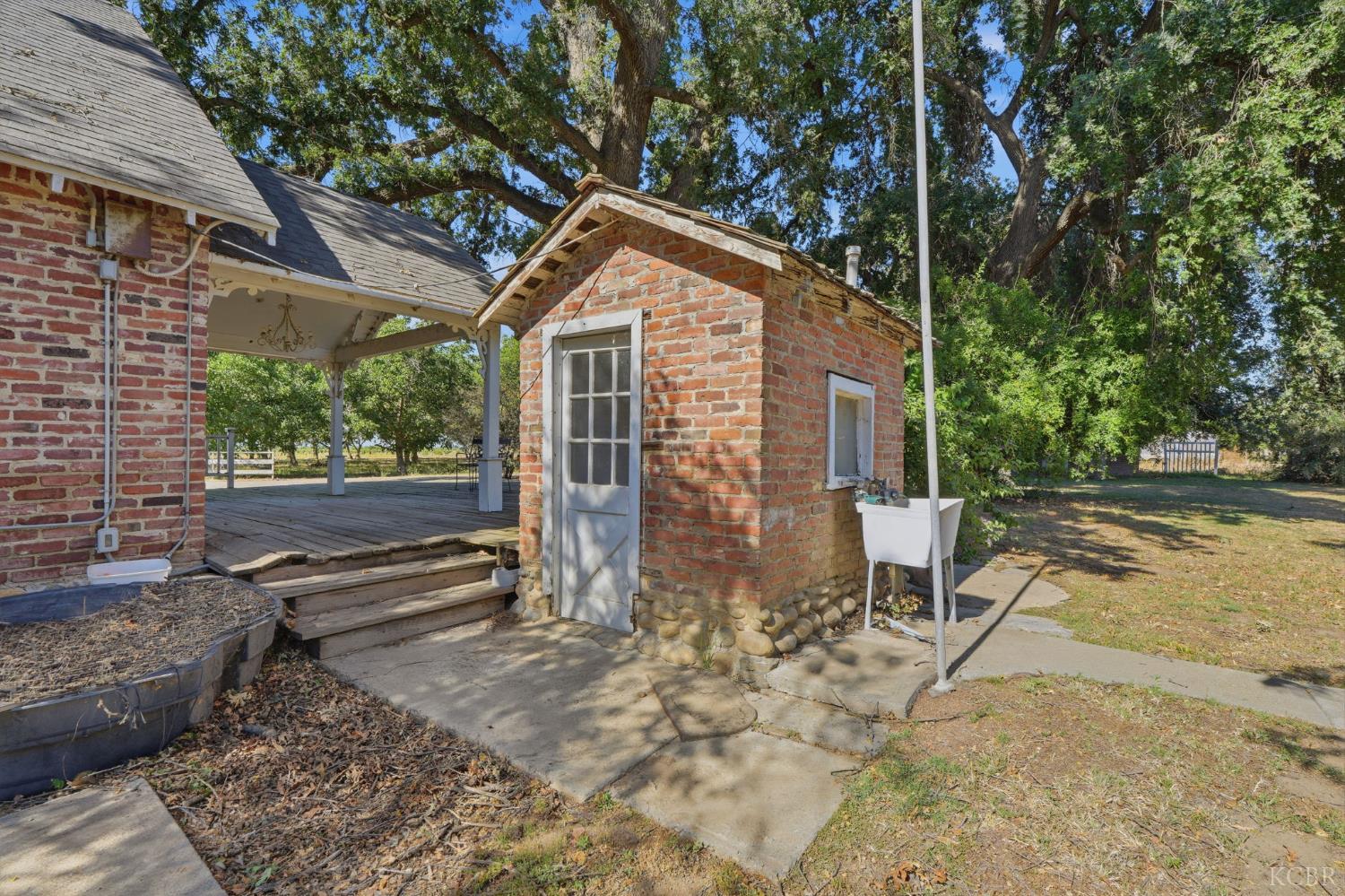 21530 Tiburico Ave, Laton, CA 93242
