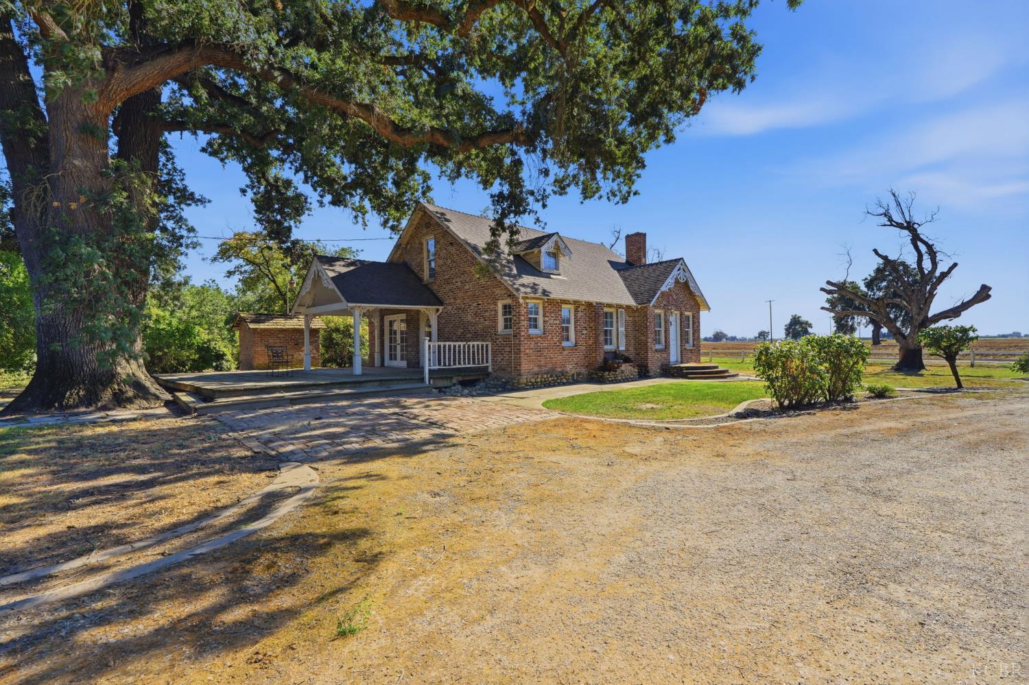 21530 Tiburico Avenue, Laton, CA 93242