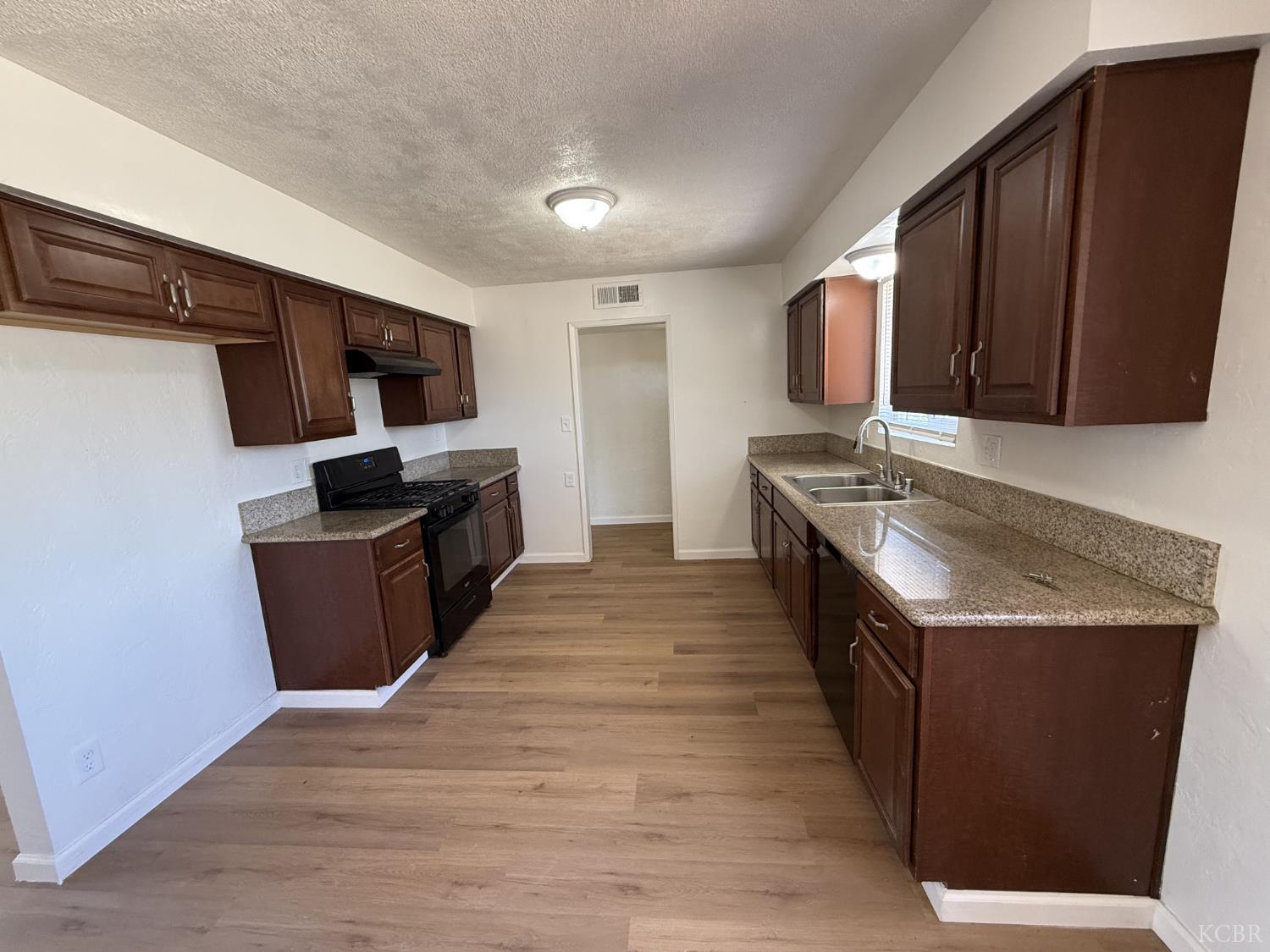 2081 E Stockham Ave, Tulare, CA 93274