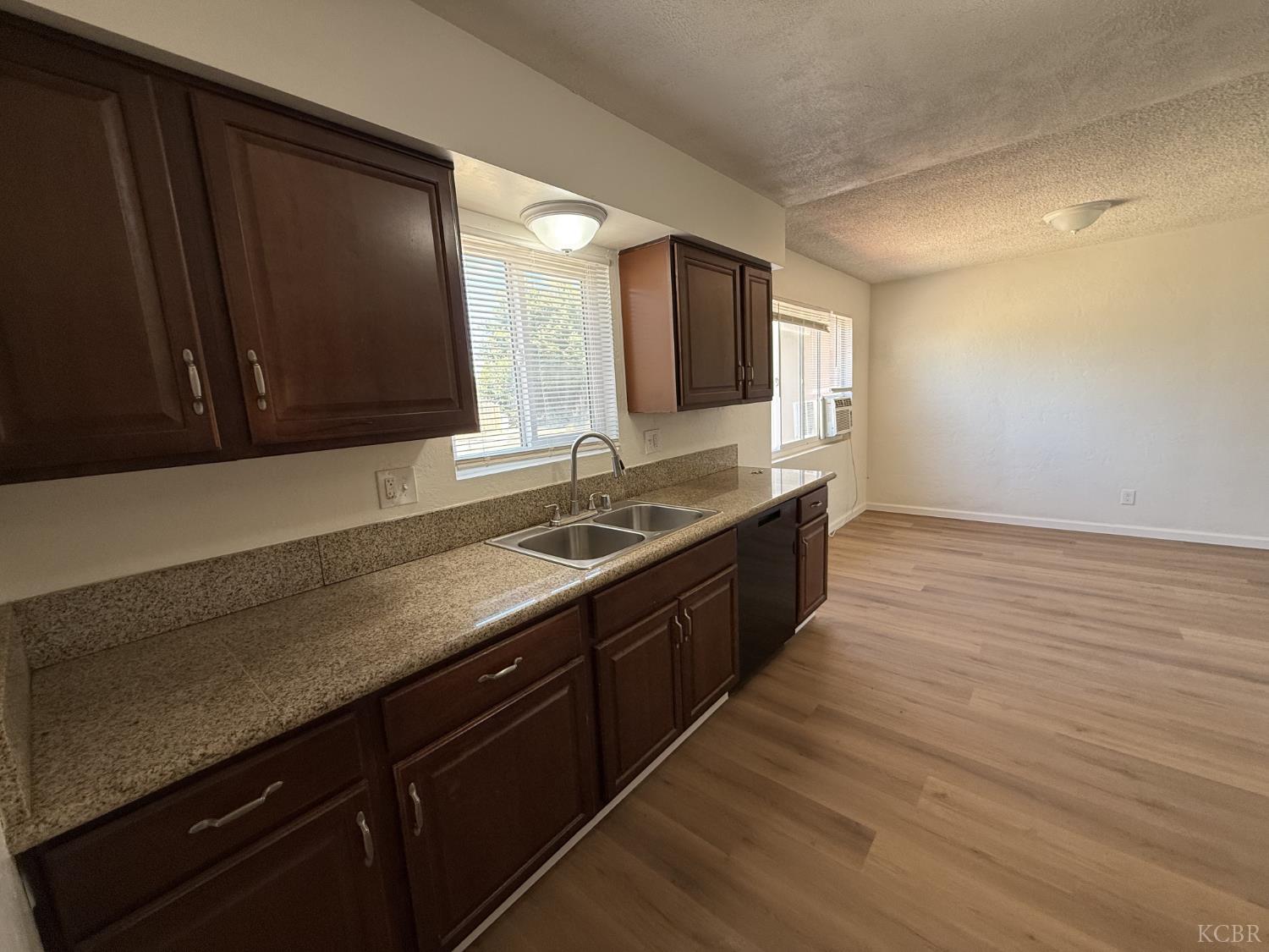 2081 E Stockham Ave, Tulare, CA 93274