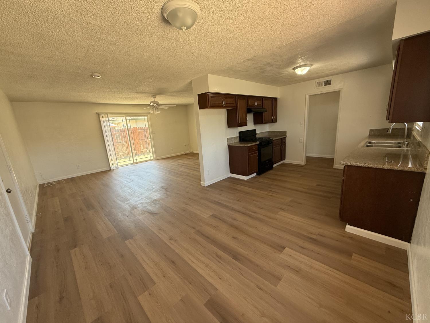 2081 E Stockham Ave, Tulare, CA 93274