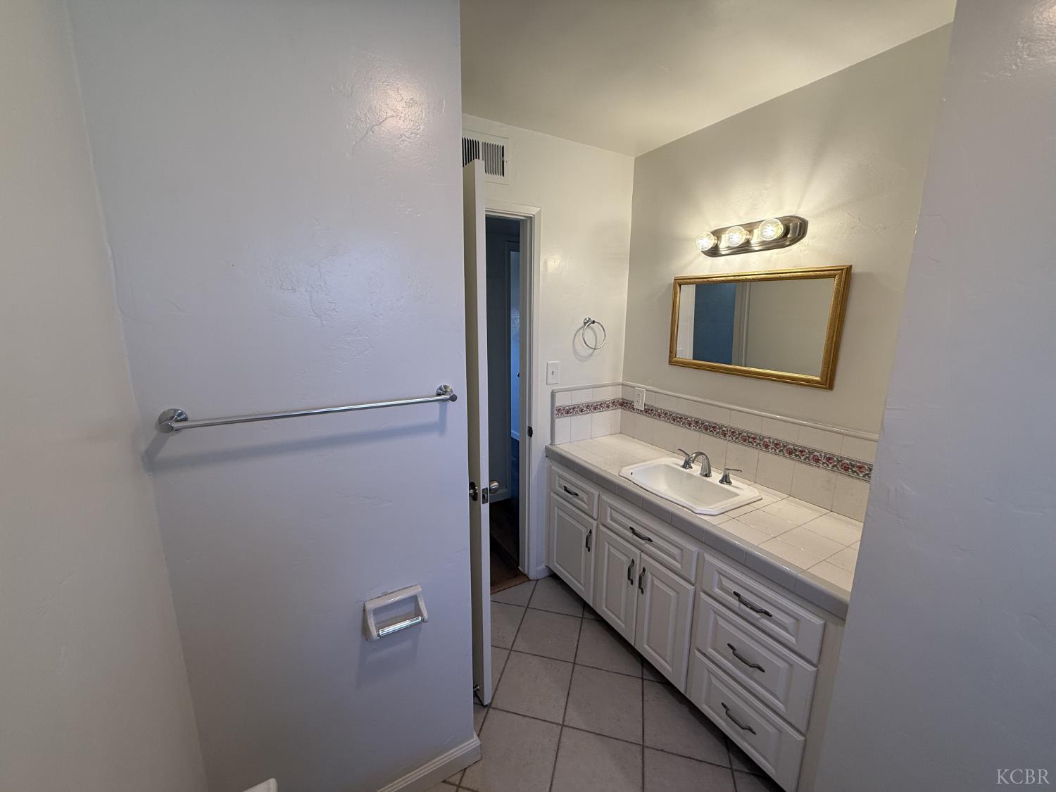 2081 E Stockham Ave, Tulare, CA 93274
