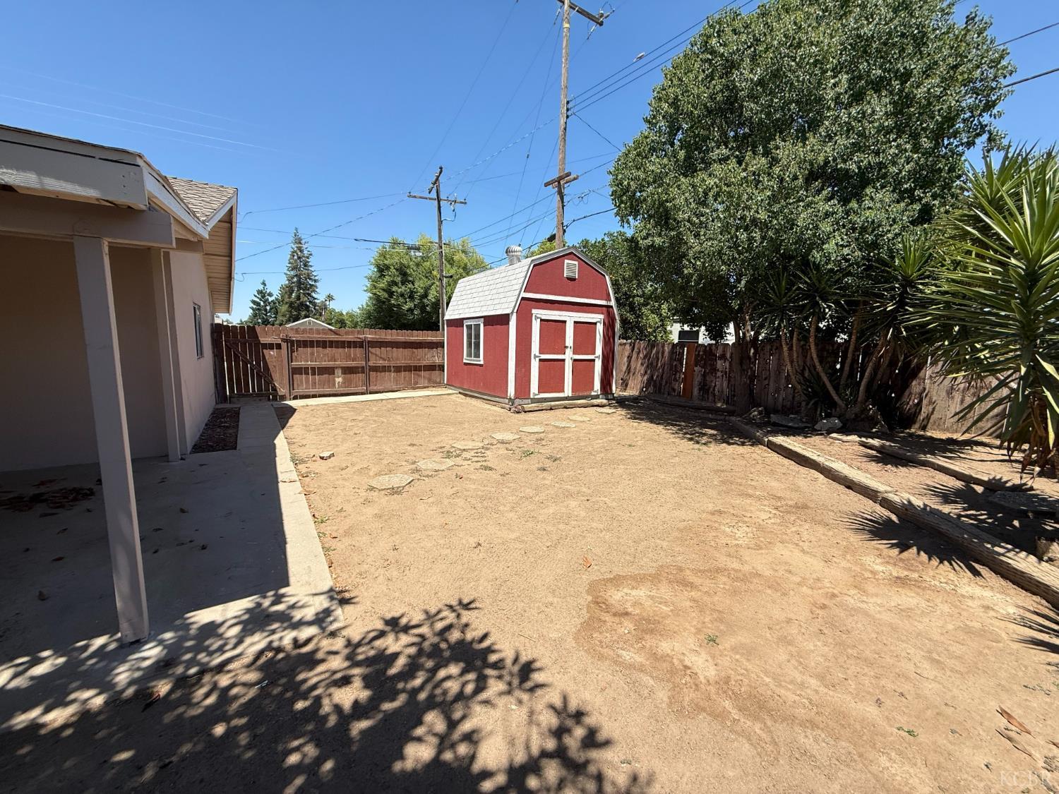2081 E Stockham Ave, Tulare, CA 93274