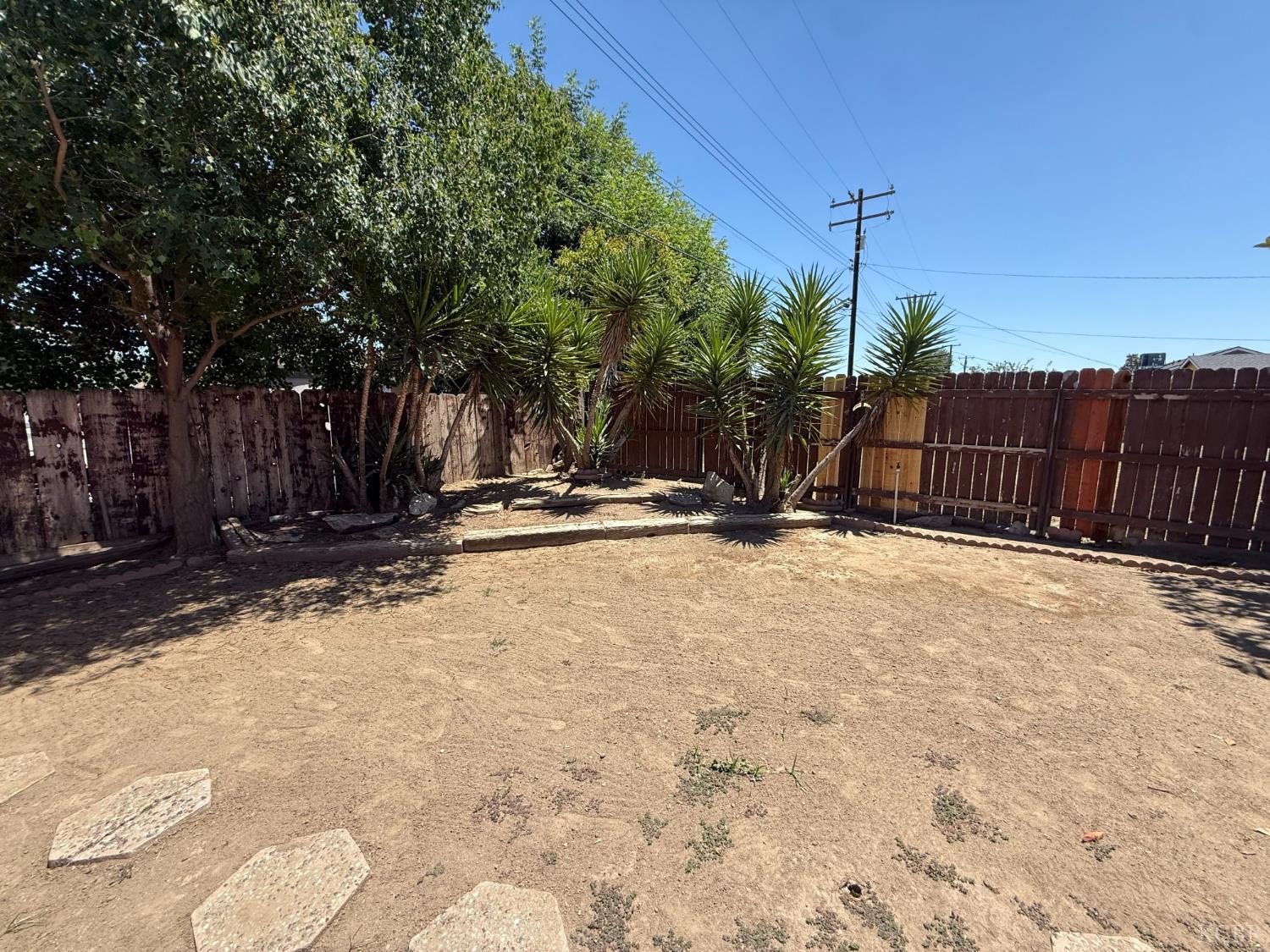 2081 E Stockham Ave, Tulare, CA 93274