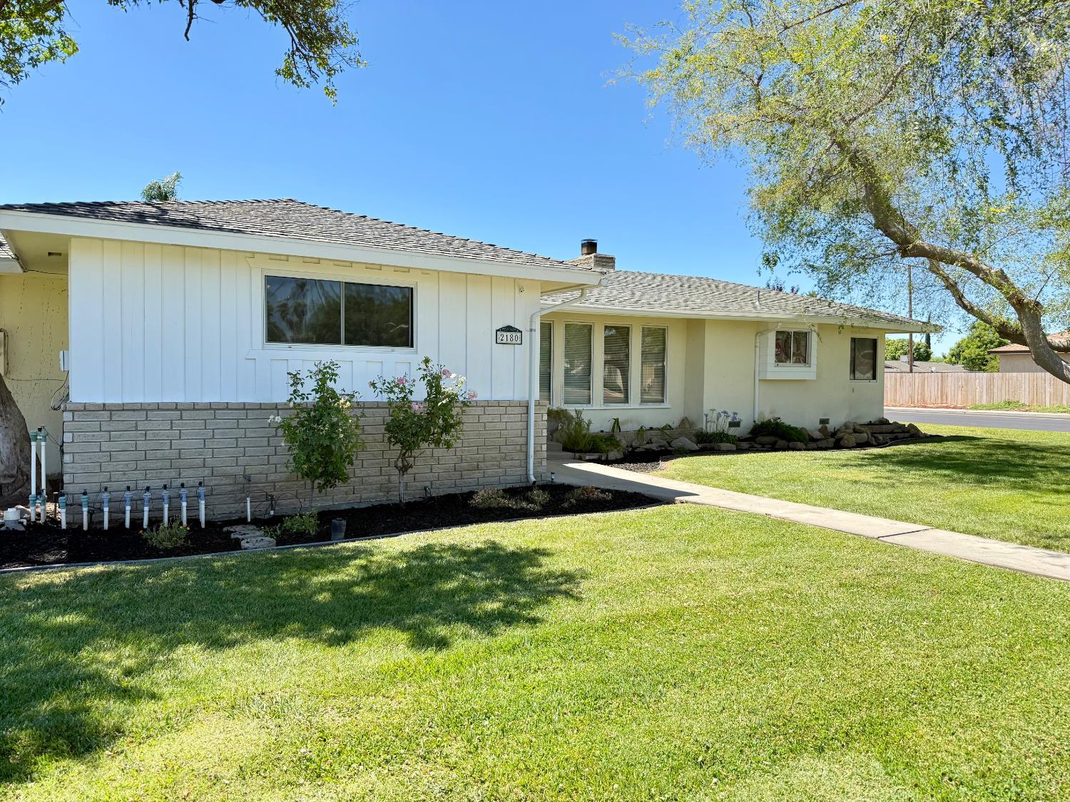 2180 N Douty St, Hanford, CA 93230
