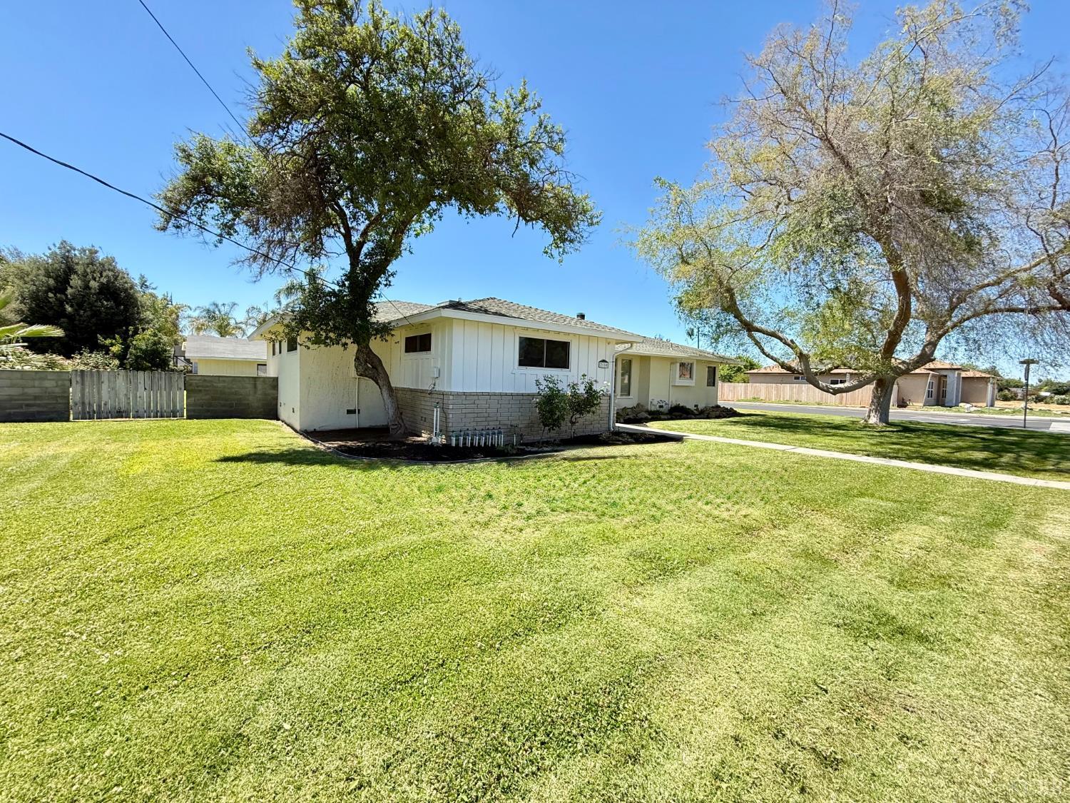2180 N Douty St, Hanford, CA 93230