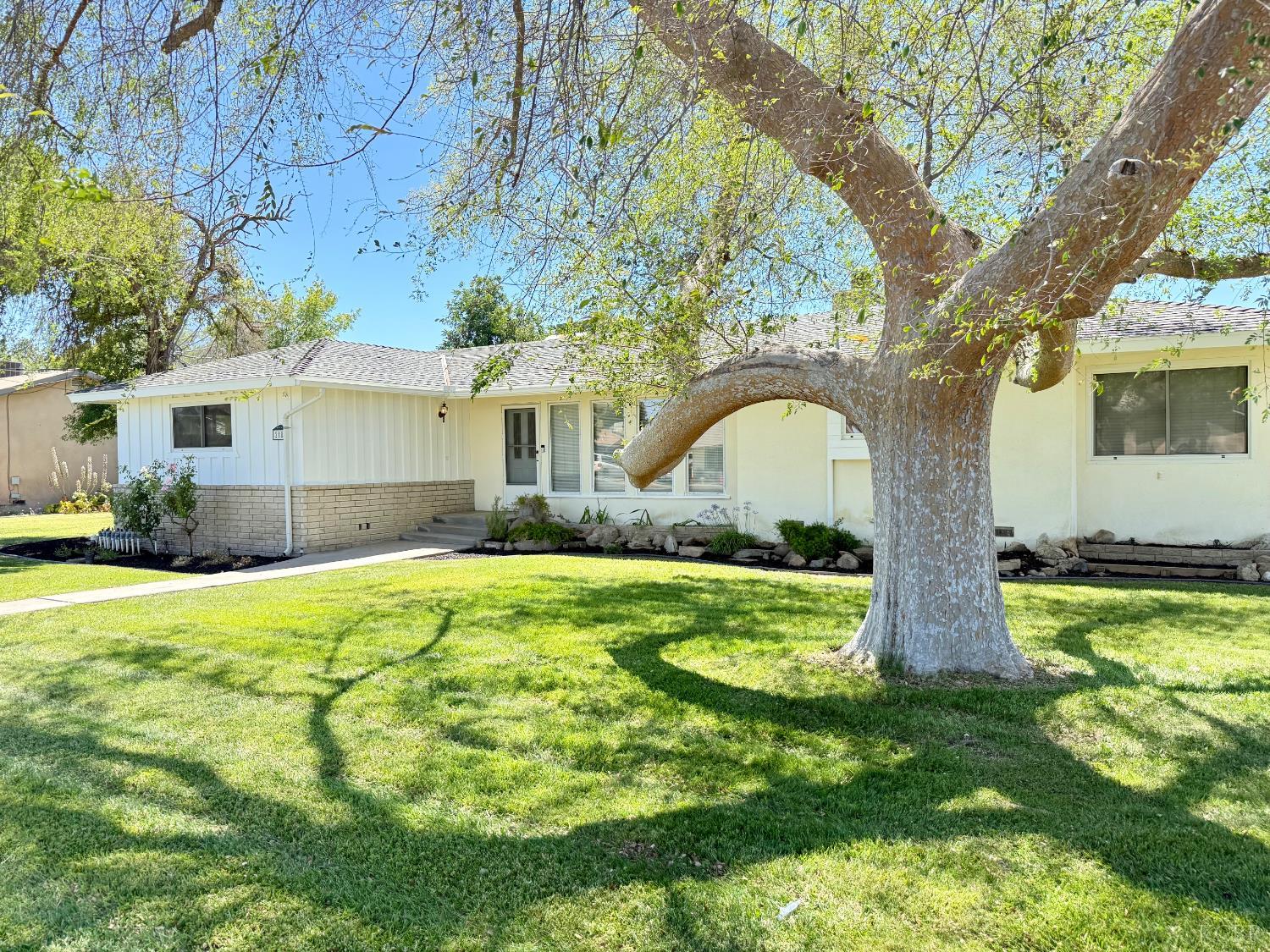 2180 N Douty St, Hanford, CA 93230