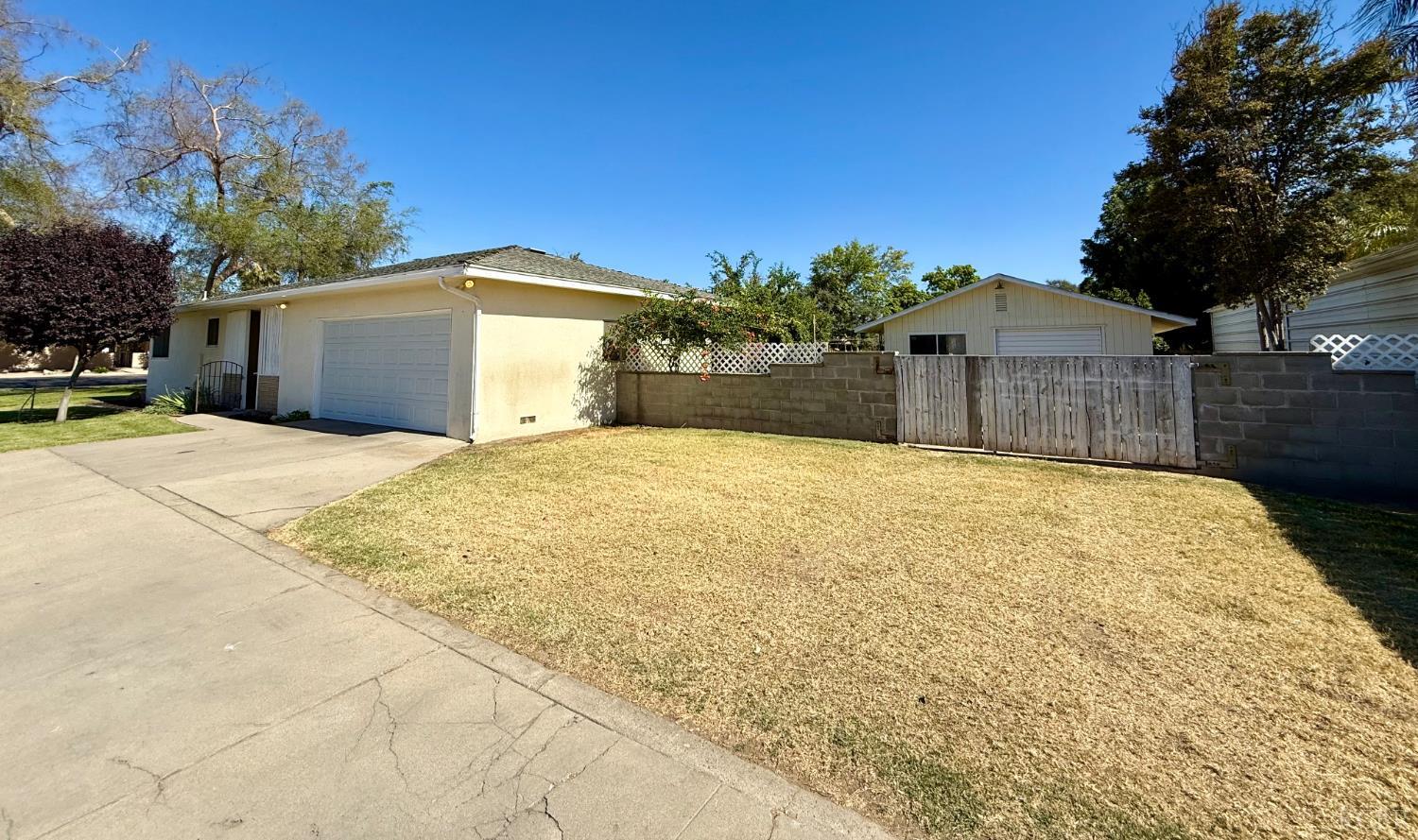 2180 N Douty St, Hanford, CA 93230