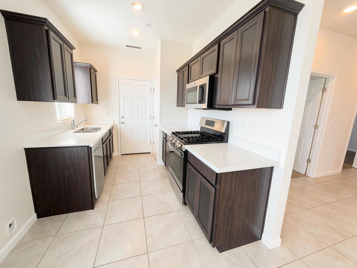 509 Sandtrap Ln, Lemoore, CA 93245