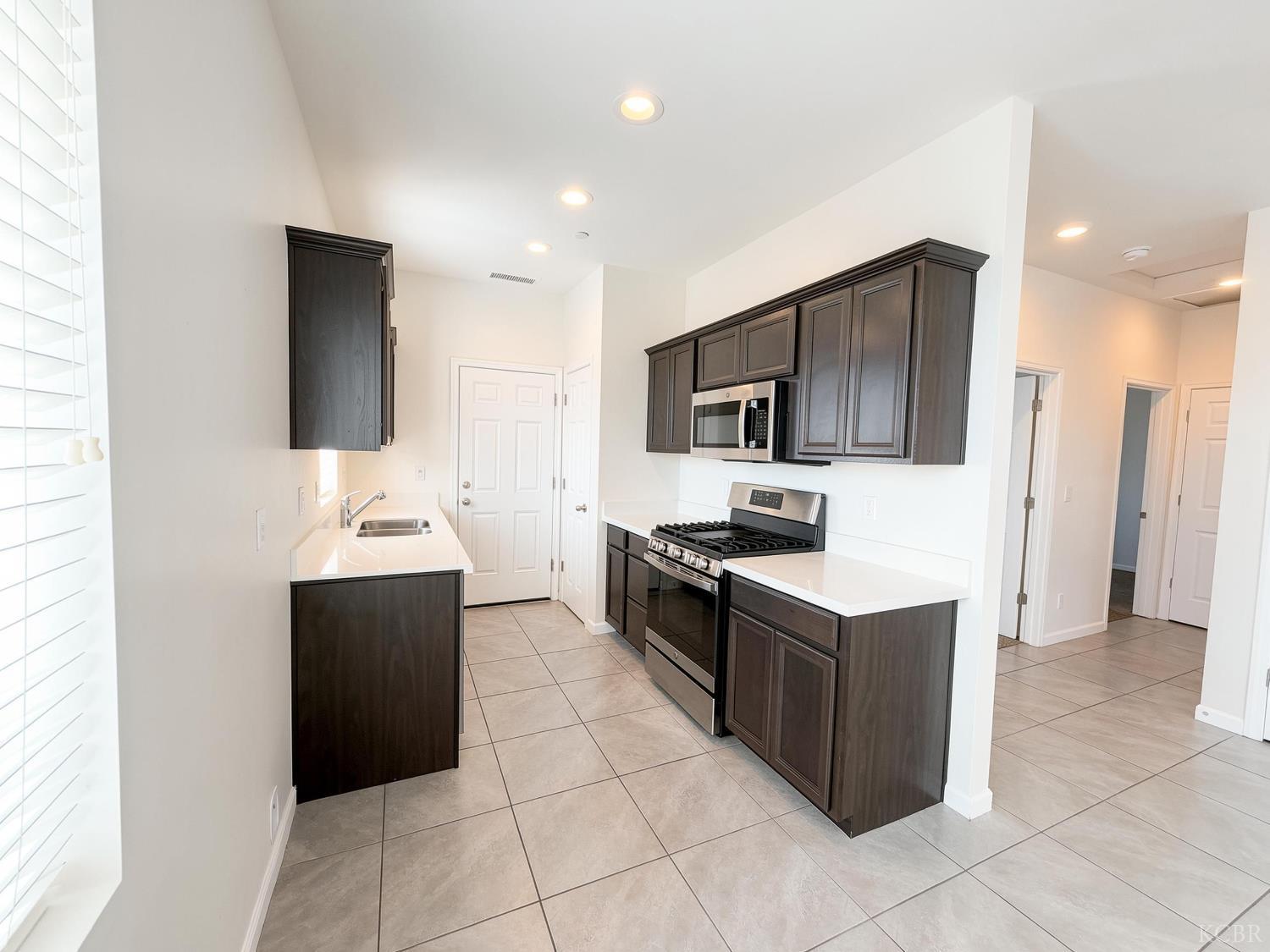 509 Sandtrap Ln, Lemoore, CA 93245