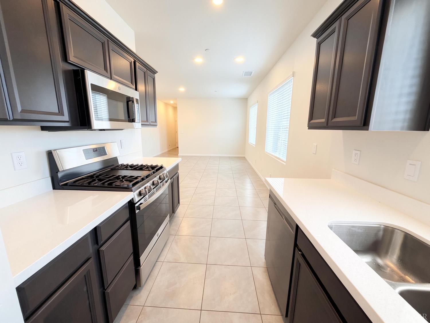 509 Sandtrap Ln, Lemoore, CA 93245