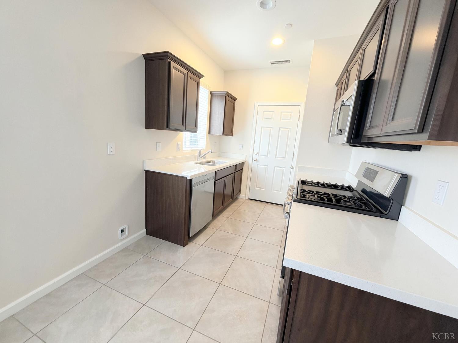 509 Sandtrap Ln, Lemoore, CA 93245