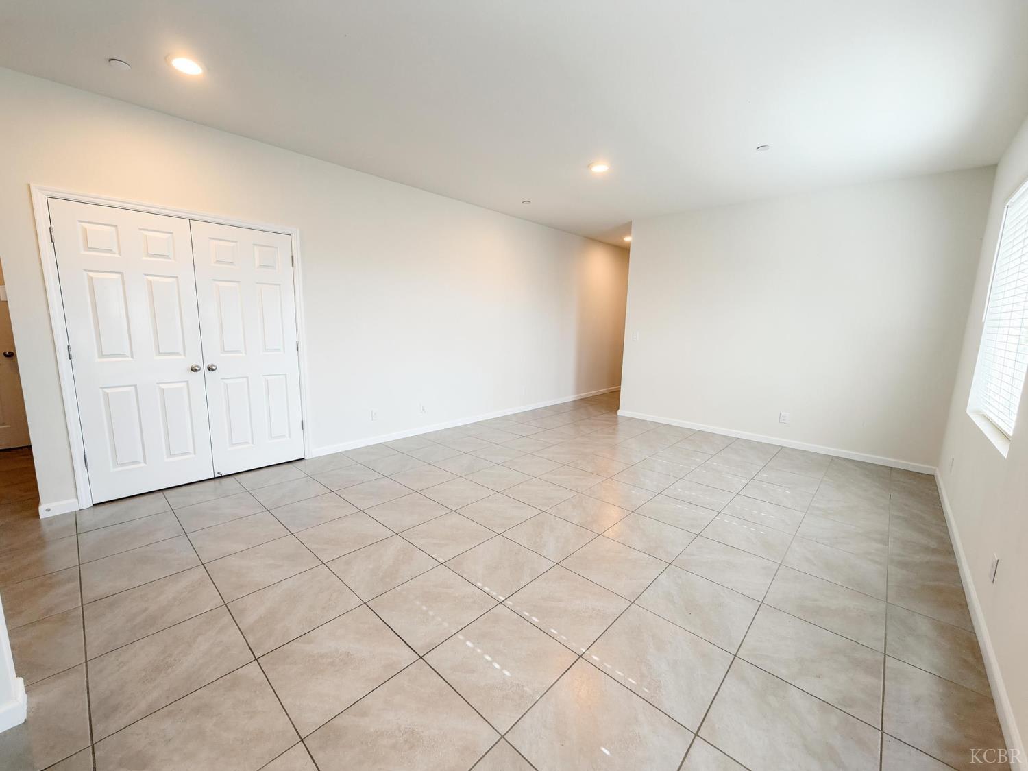 509 Sandtrap Ln, Lemoore, CA 93245