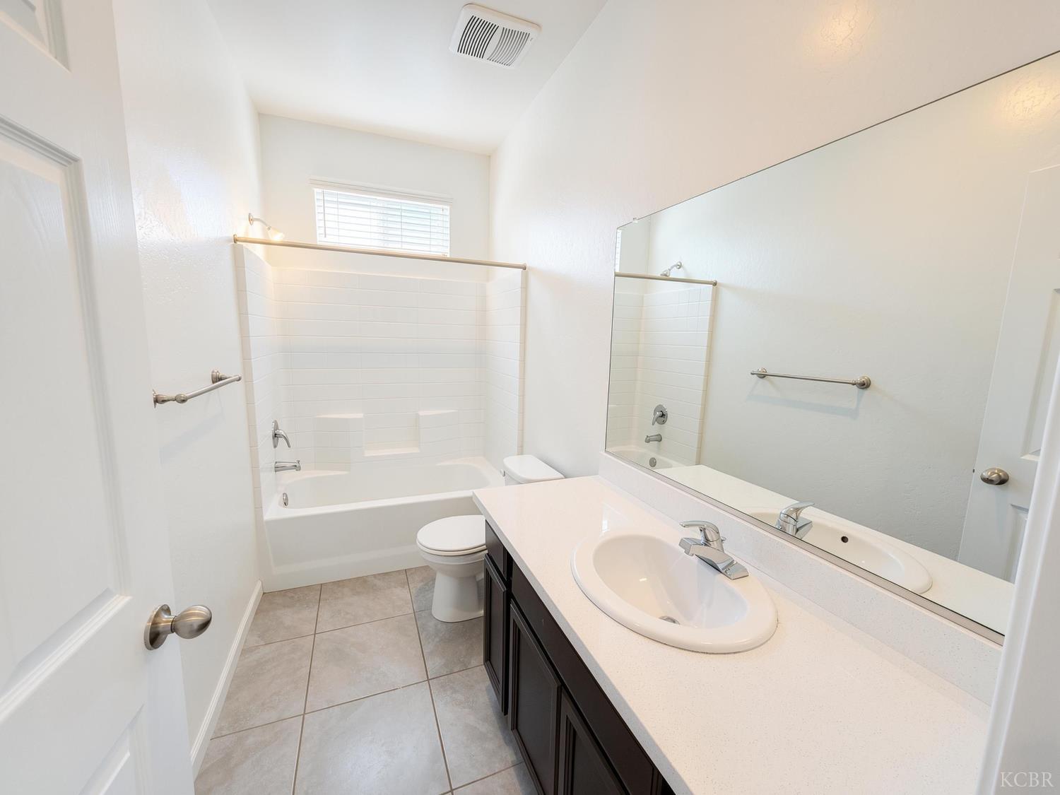 509 Sandtrap Ln, Lemoore, CA 93245
