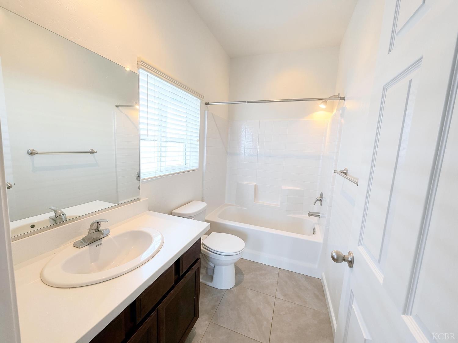 509 Sandtrap Ln, Lemoore, CA 93245