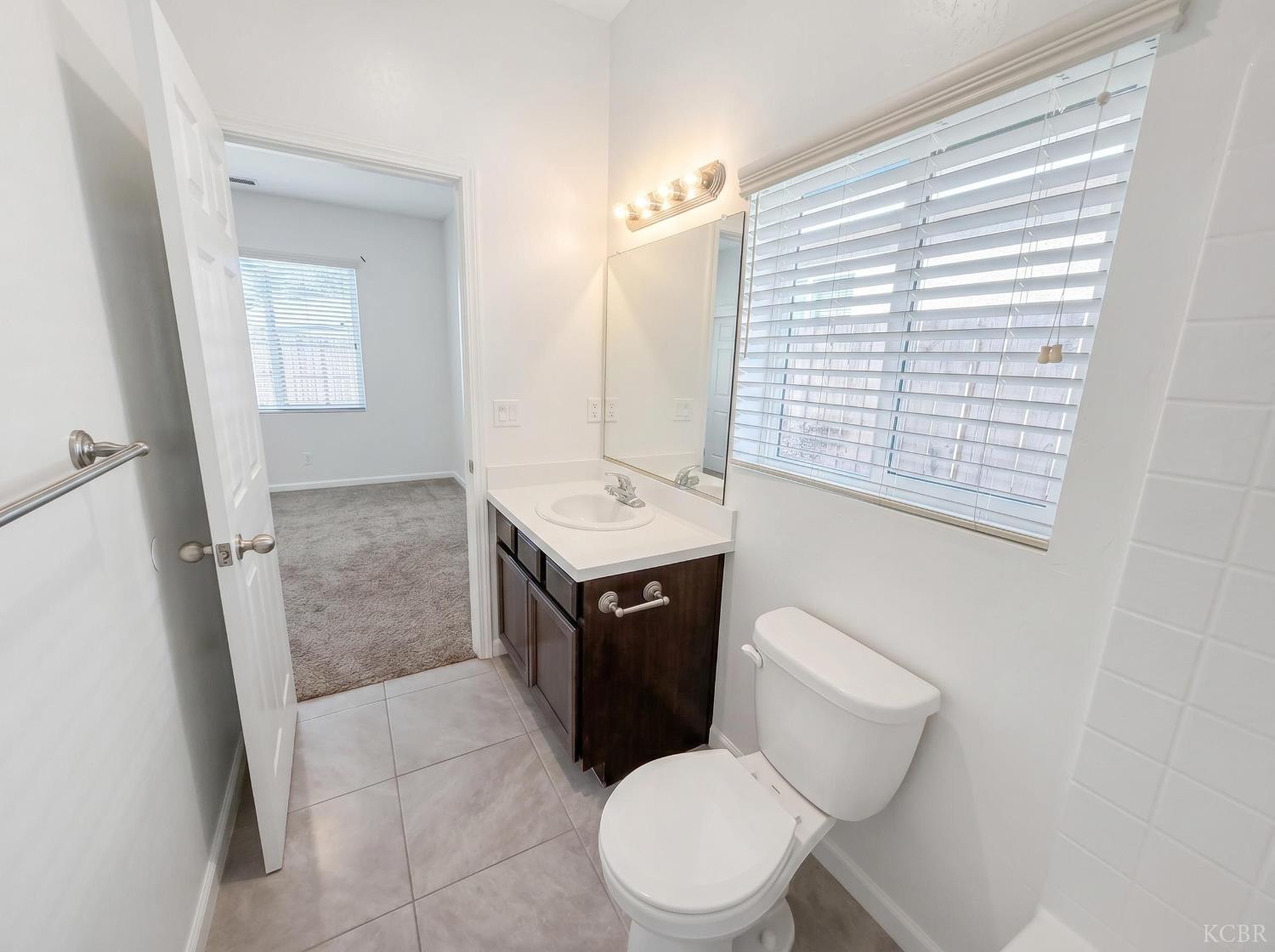509 Sandtrap Ln, Lemoore, CA 93245
