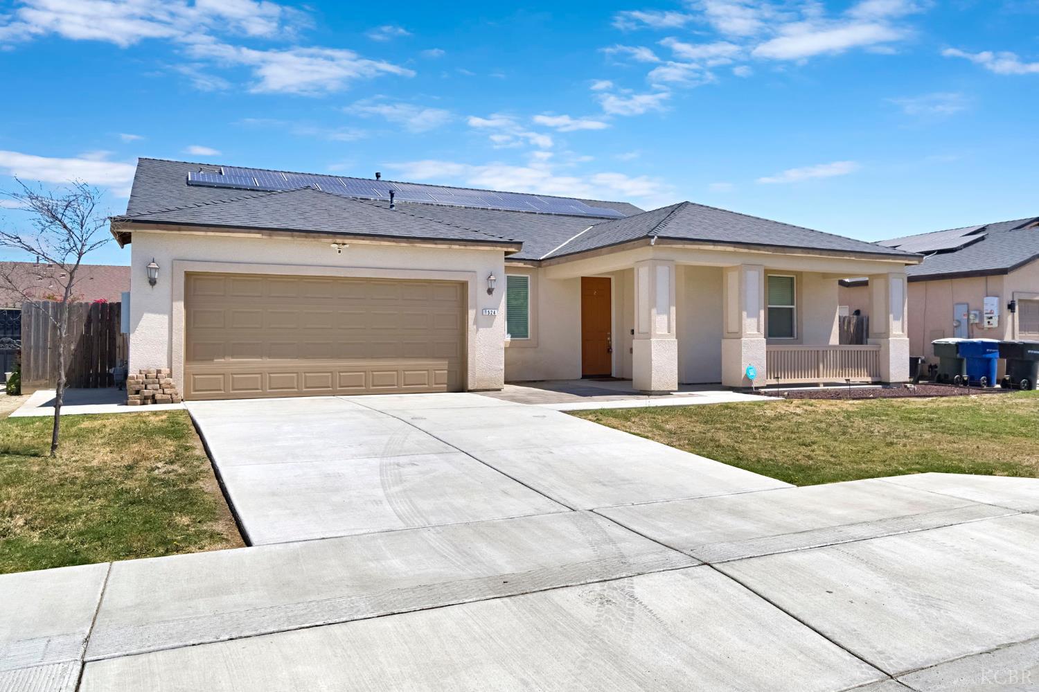 1524 W Manor Ct, Hanford, CA 93230