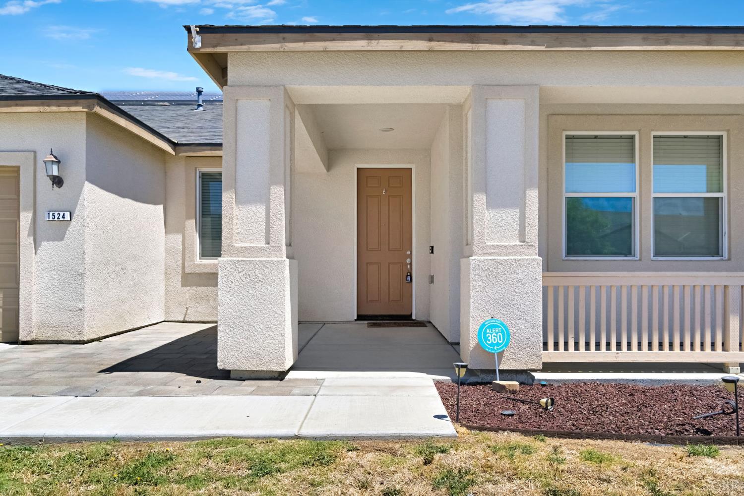 1524 W Manor Ct, Hanford, CA 93230