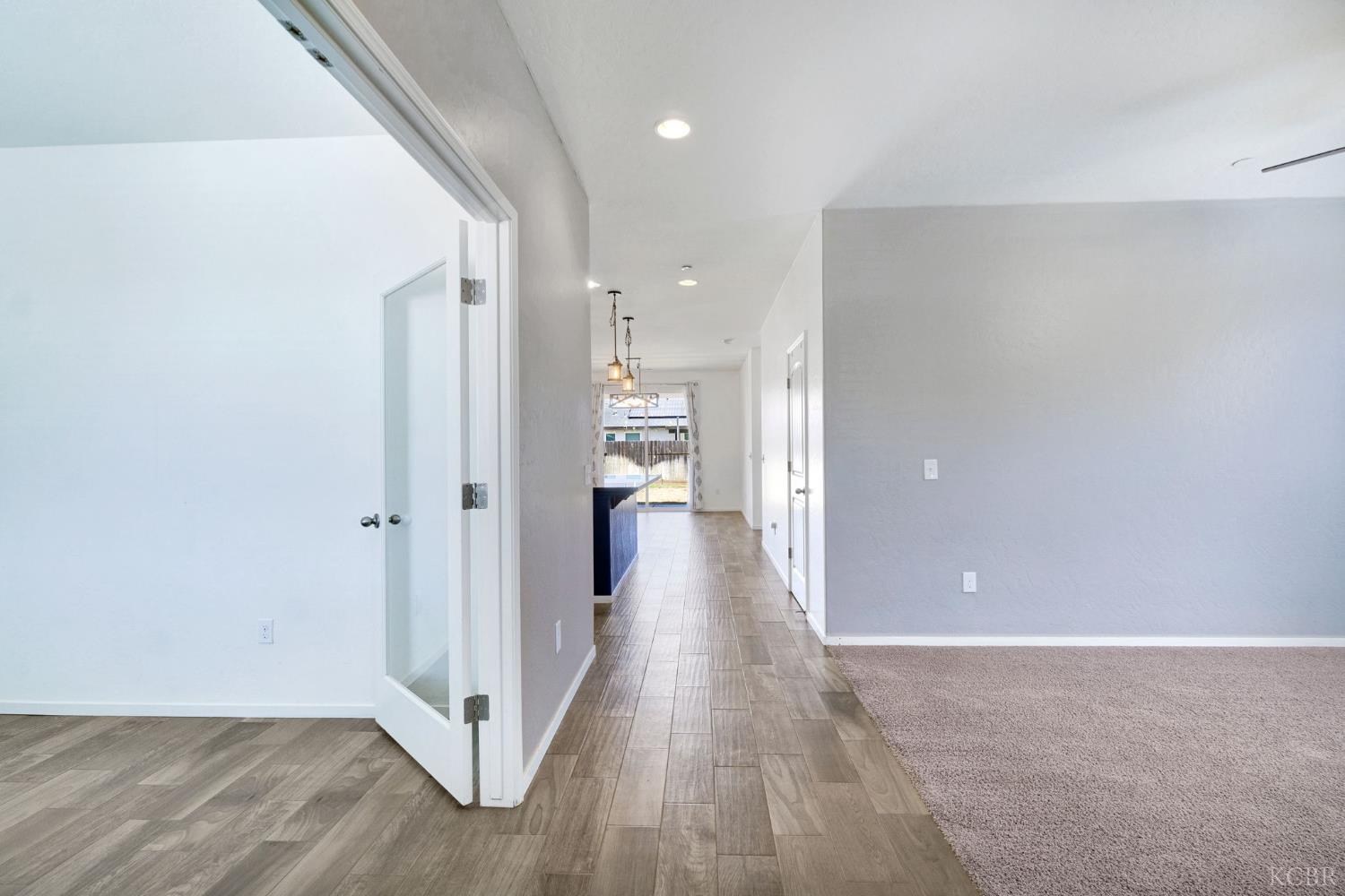 1524 W Manor Ct, Hanford, CA 93230
