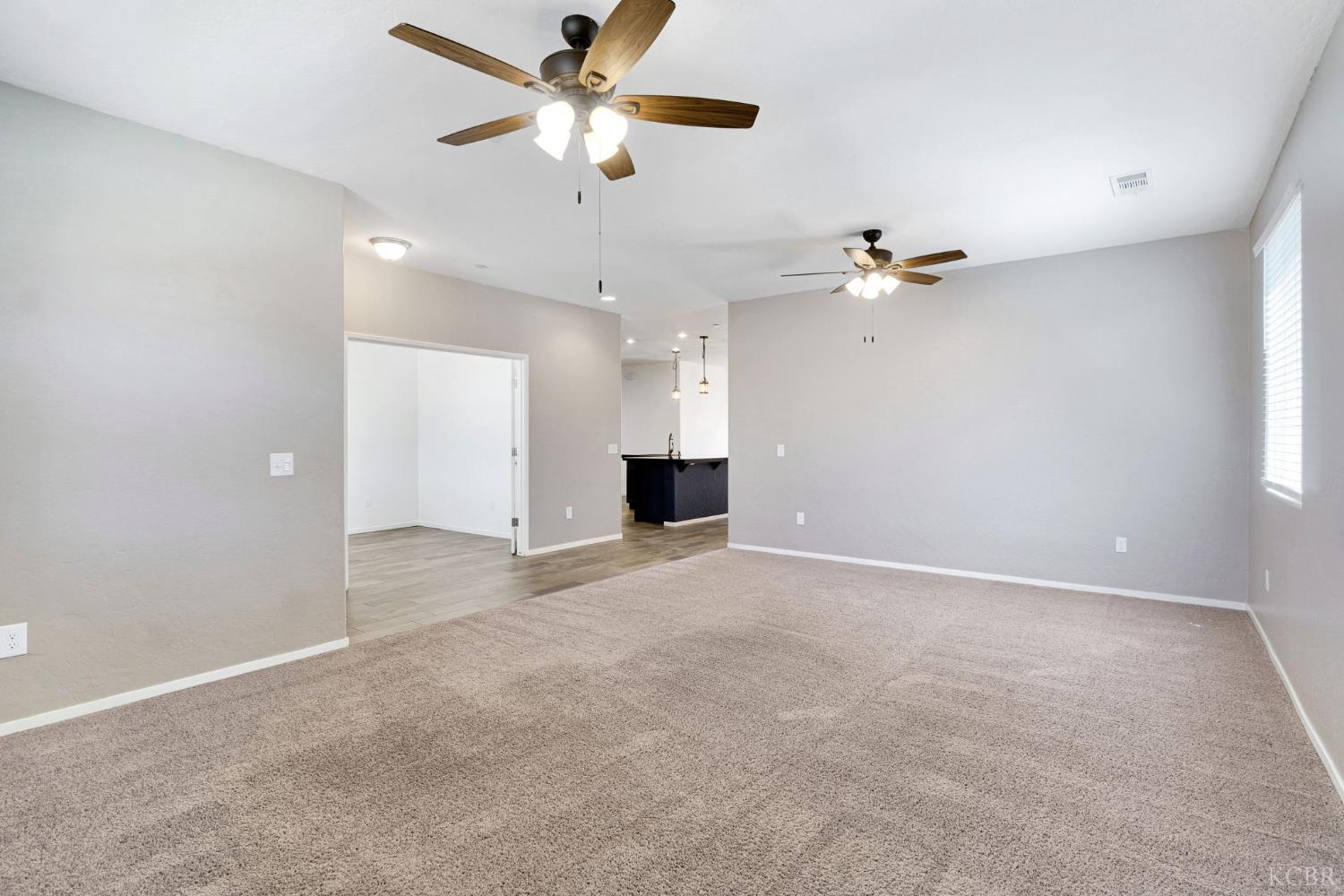 1524 W Manor Ct, Hanford, CA 93230