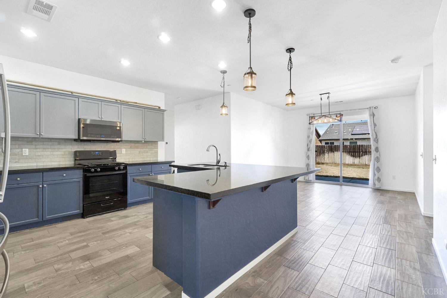 1524 W Manor Ct, Hanford, CA 93230