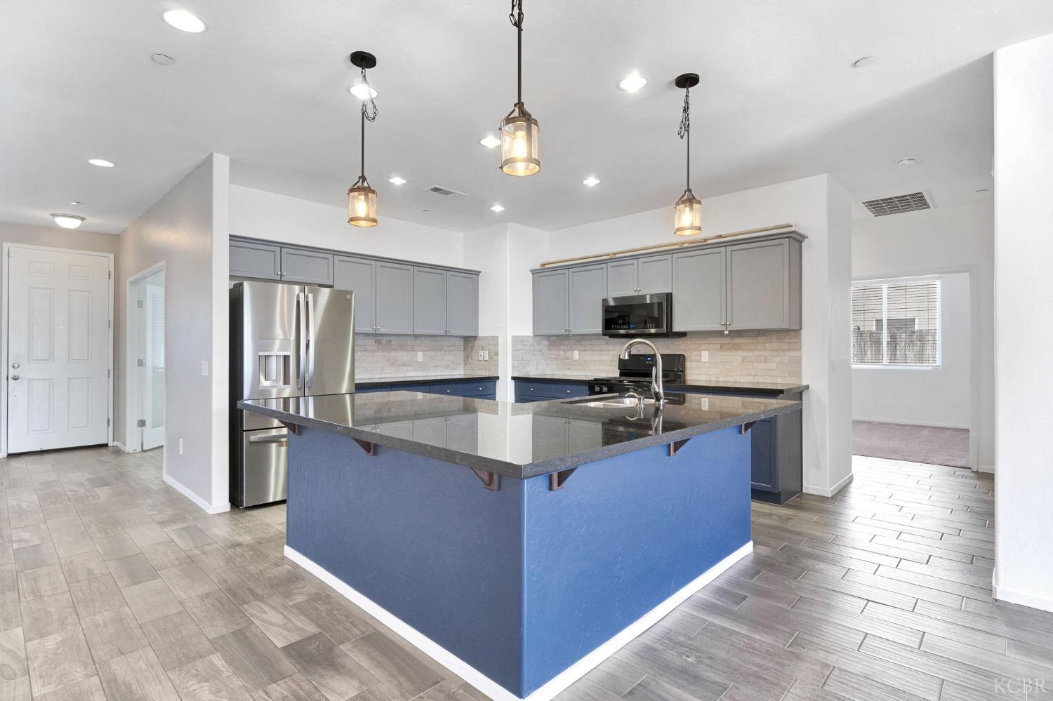 1524 W Manor Ct, Hanford, CA 93230