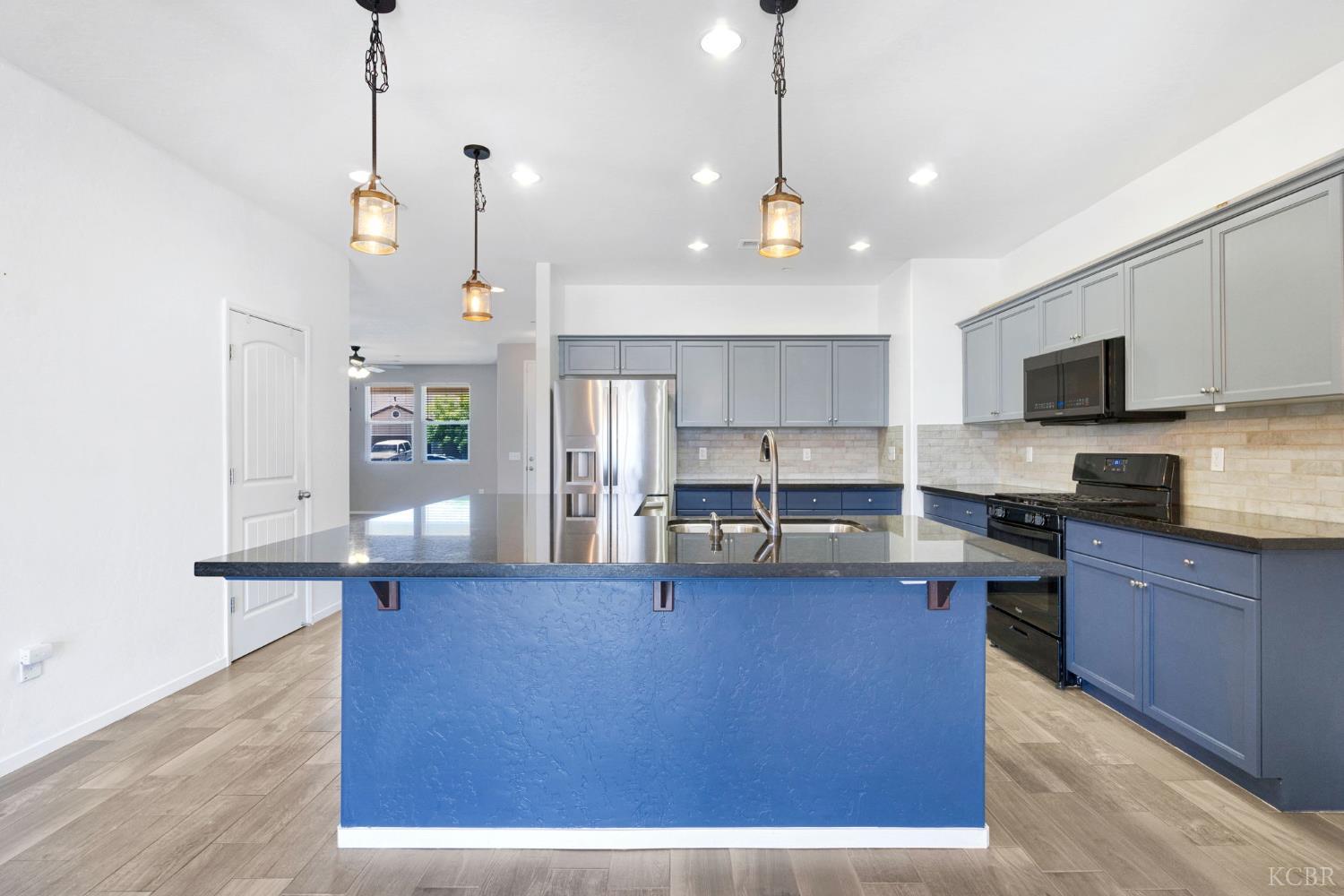 1524 W Manor Ct, Hanford, CA 93230