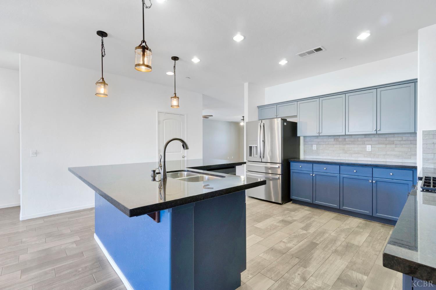 1524 W Manor Ct, Hanford, CA 93230