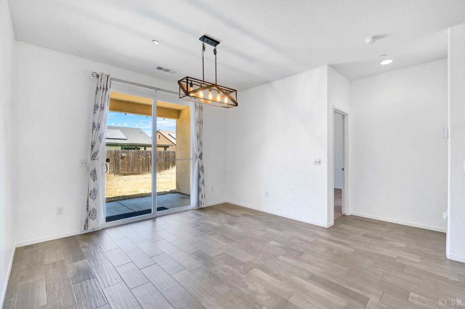 1524 W Manor Ct, Hanford, CA 93230