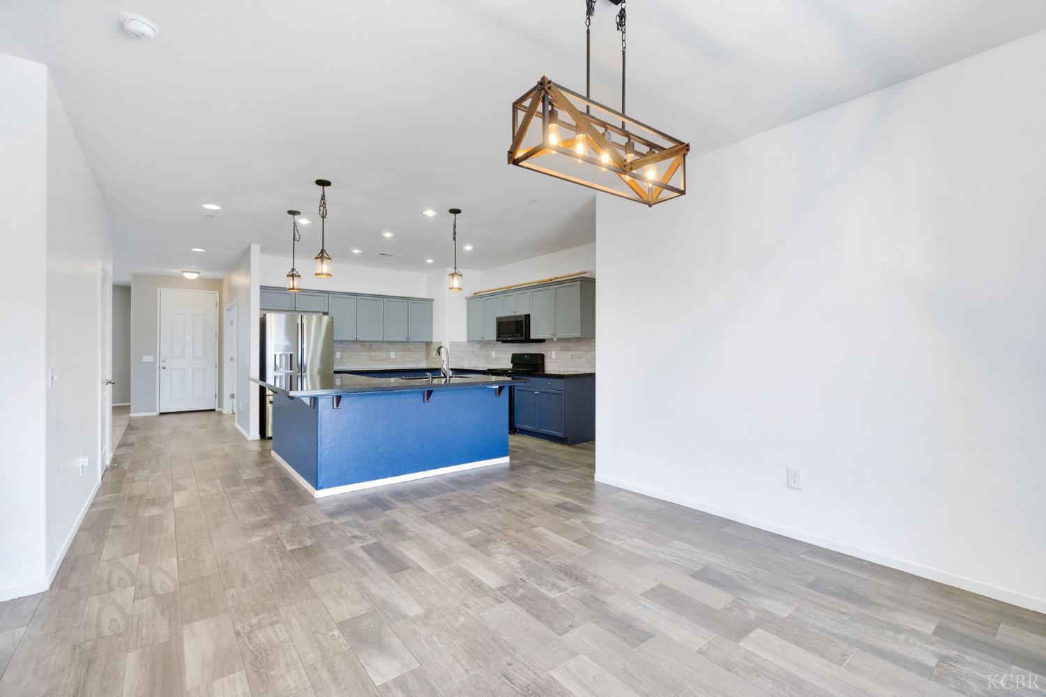 1524 W Manor Ct, Hanford, CA 93230