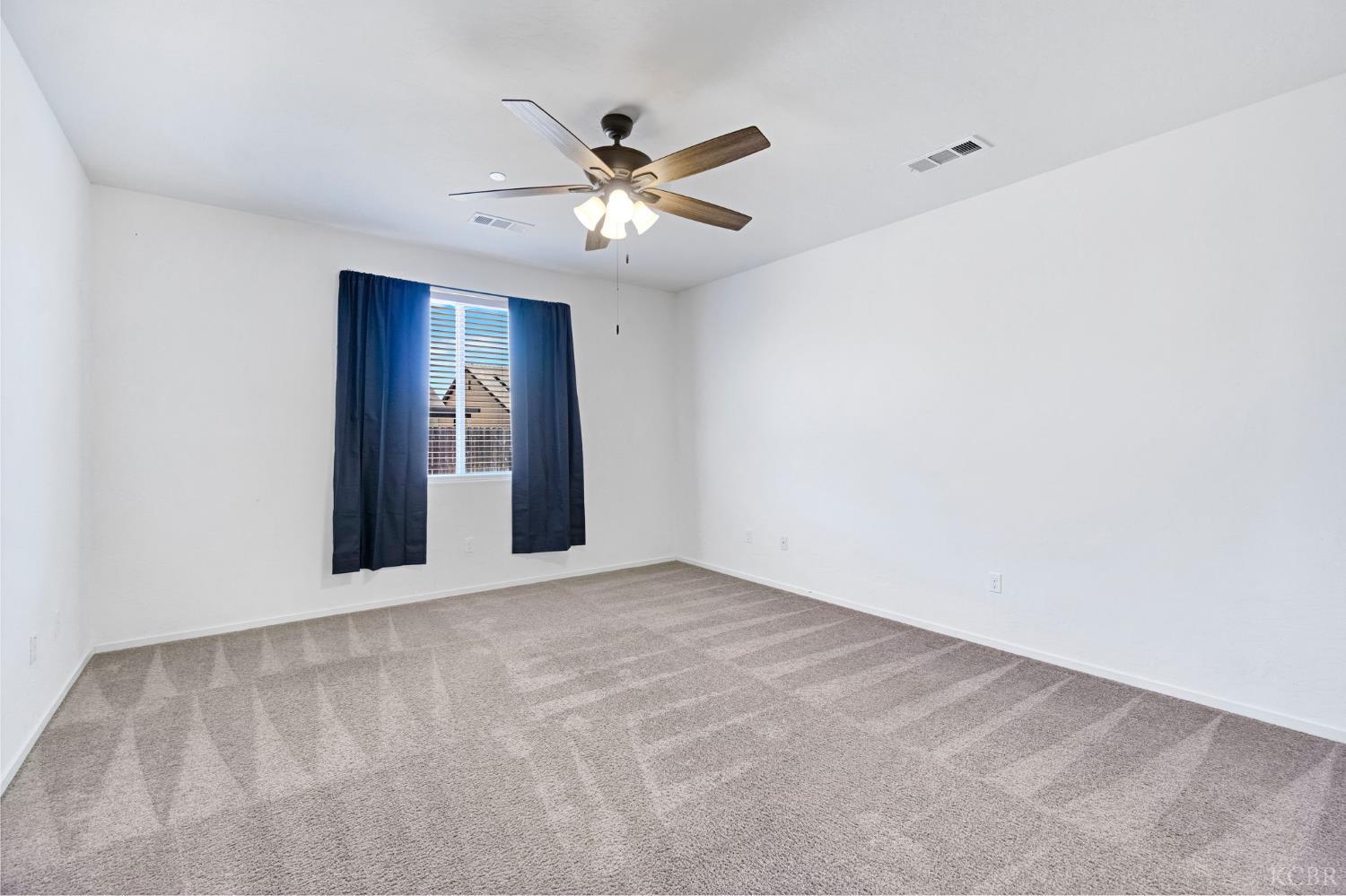 1524 W Manor Ct, Hanford, CA 93230