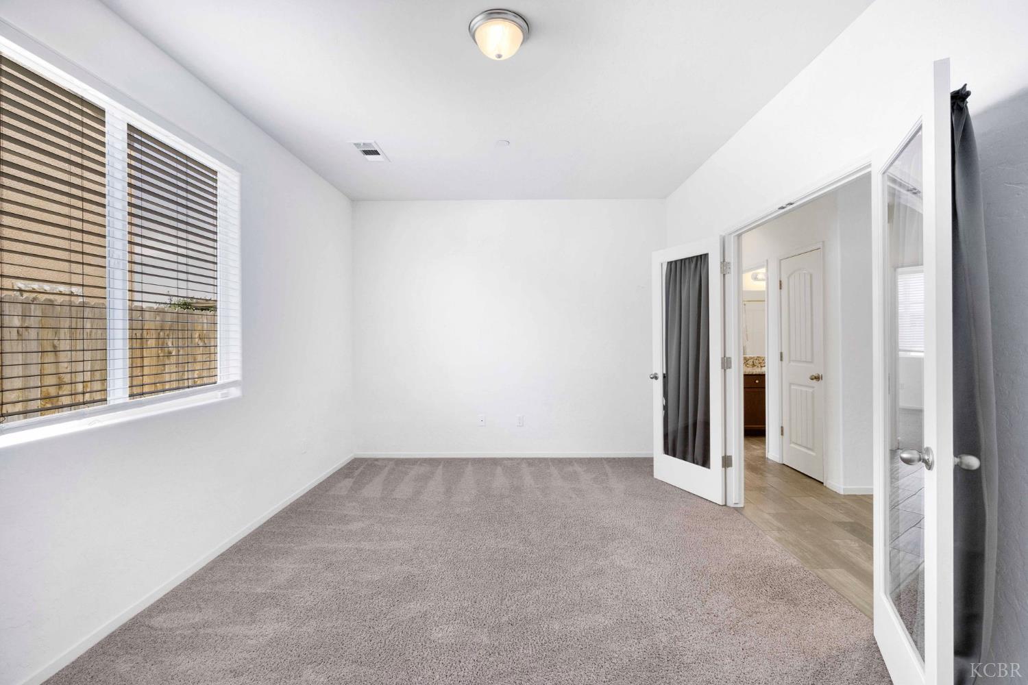 1524 W Manor Ct, Hanford, CA 93230