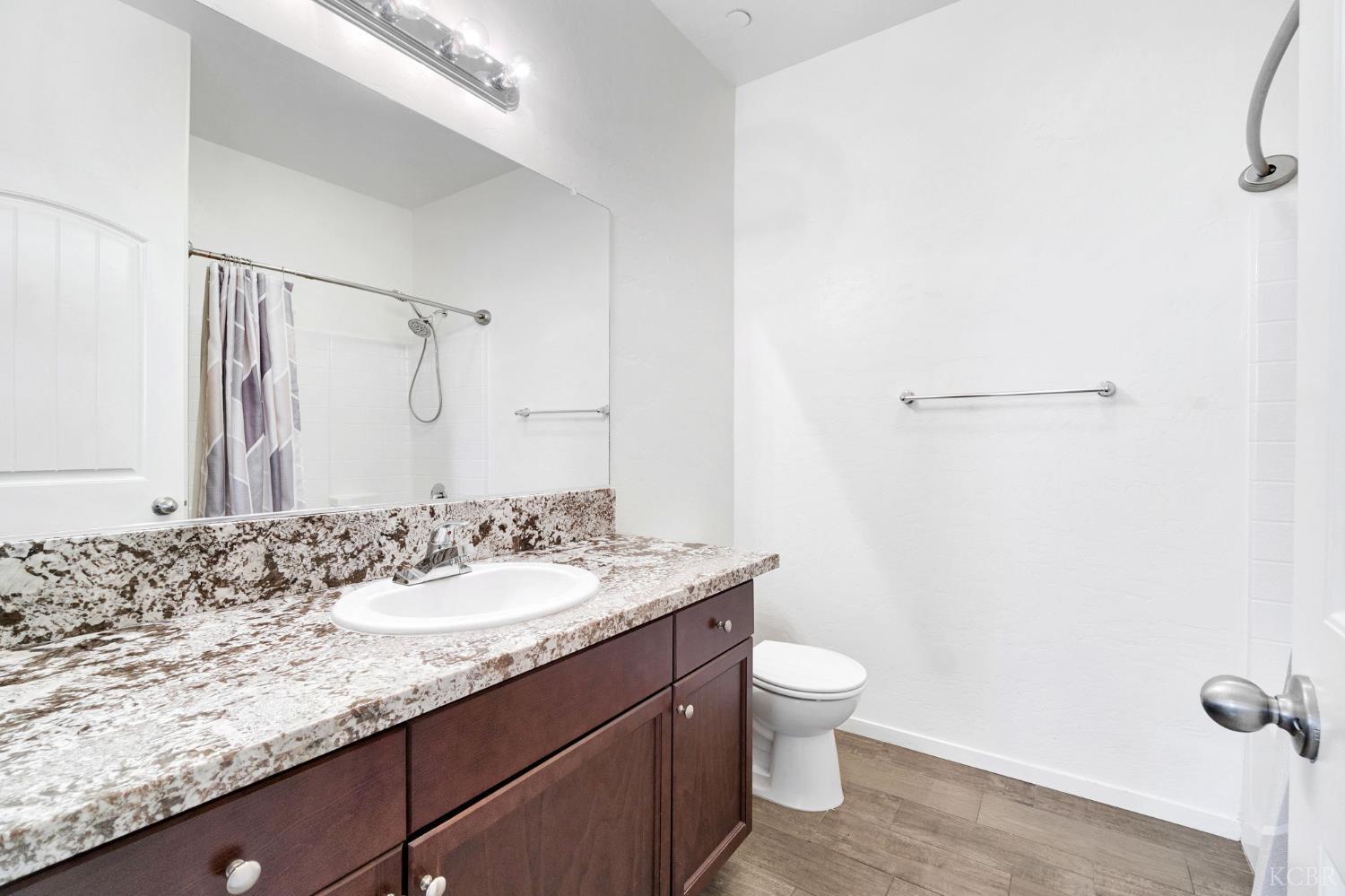 1524 W Manor Ct, Hanford, CA 93230