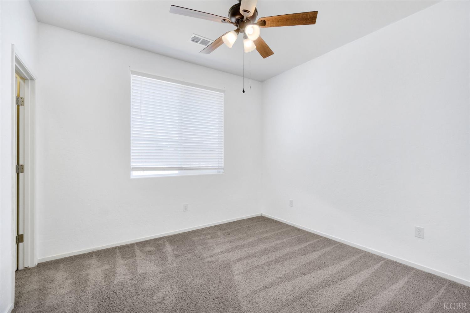 1524 W Manor Ct, Hanford, CA 93230