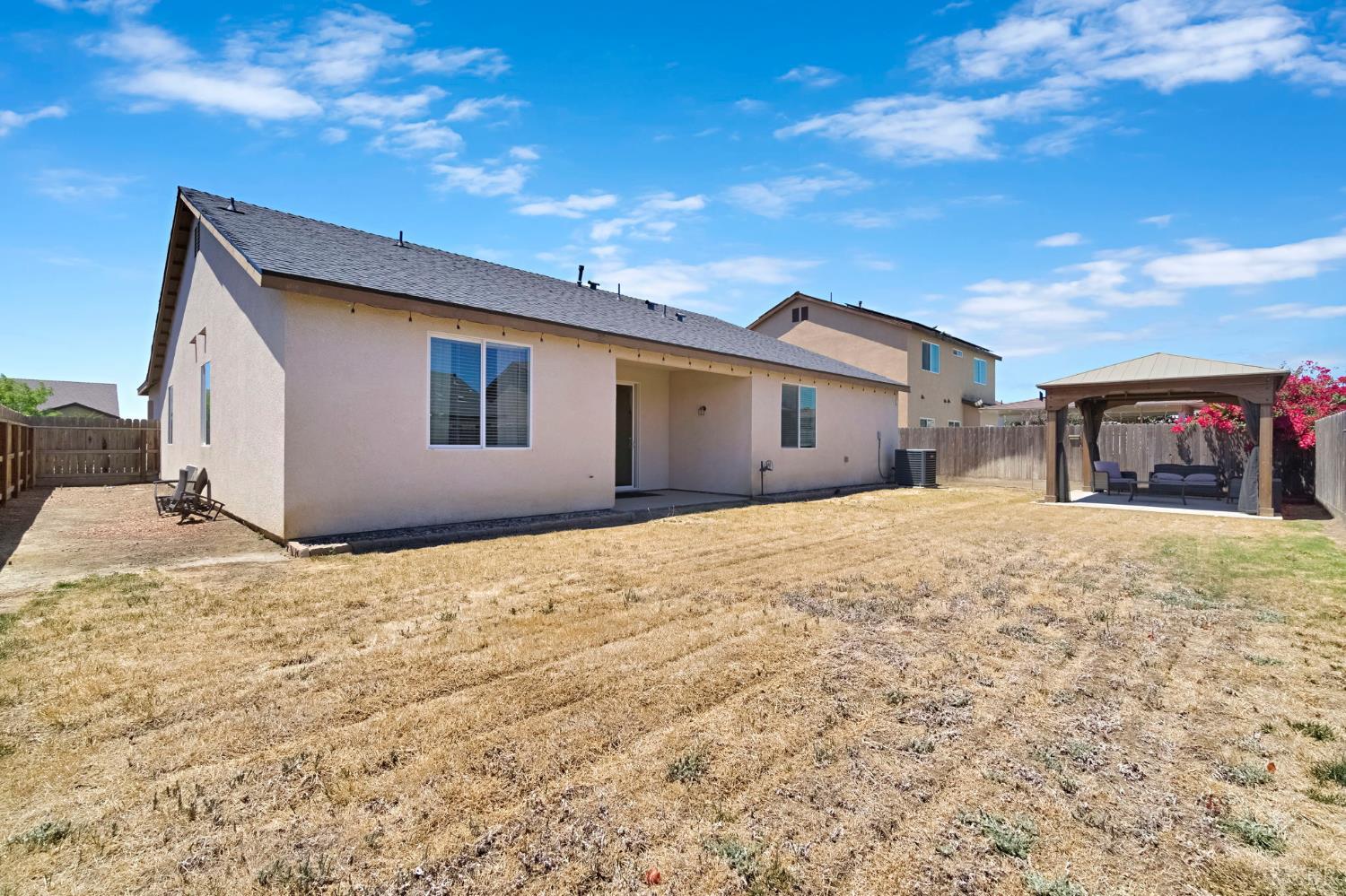 1524 W Manor Ct, Hanford, CA 93230