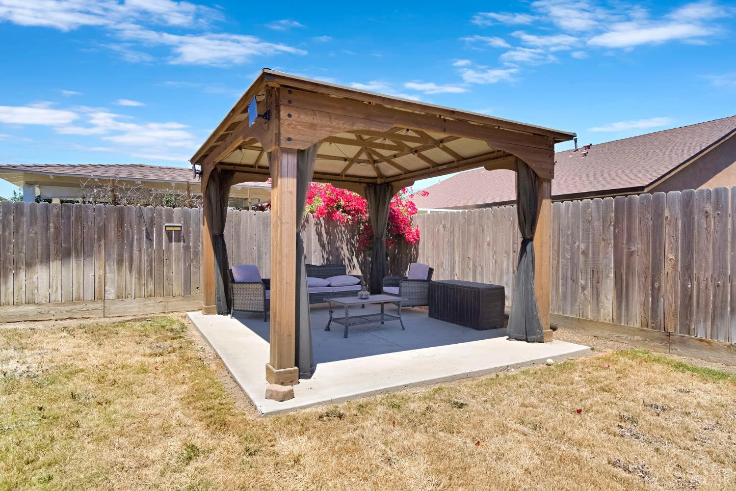 1524 W Manor Ct, Hanford, CA 93230